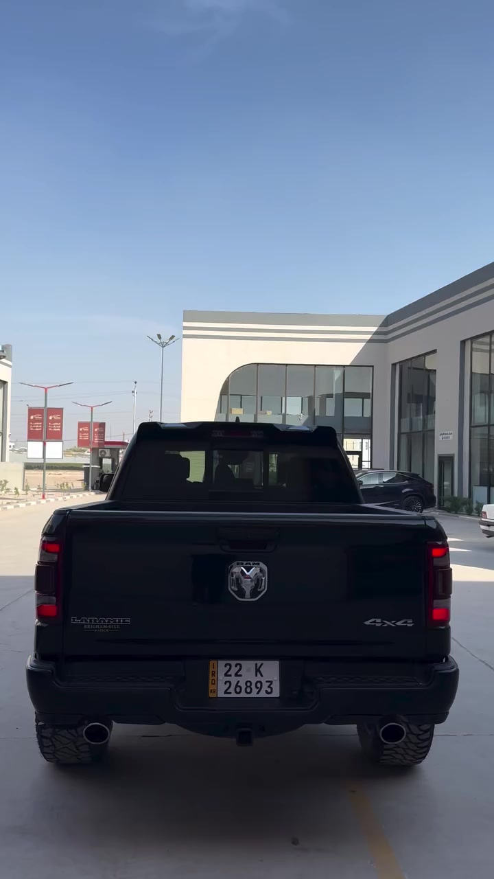 السلام عليكم
رام لارمي  1/1 فول مواصفات عدا الفتحه
الموديل :2023 
رقم اربيل بسمي
ماشيه60 الف 
فول مواصفات 
المحرك : V8 5.7L . ايتورك اقتصادي
* دفع رباعي 4x4 . 
* رادار امامي خلفي مع مانع تصادم . 
،،دواسات كهرباء
* شاشه تيسلا كبيره
* استطفاف ذكي (اوتوپارك) 
* نظام اوتو ستوب
* تشغيل عن بعد 
* المقاعد تبريد وتدفئة . 
* نظام ملاحة نفكيشن GPS .
* حساسات امامية وخلفية  .
* مانع تصادم امامي خلفي.
* مرايا كهربائي شفط
* شاحن موبايل لاسلكي (واير ليس) .
* هاند بريك كهربائي .  
* حساسات امامية . 
* حساسات خلفيه

السياره عليها ترفيع 3.5 انج 
وياله حجم 20 عرض 10 انج مع تيارات اوفرود اصليه 

السياره مابيها حادث فقط قطع جانبيه تخريب شخوط ورصعات ٣ بيبان وجاملغ خلفي انصبغن على ايدي  باقي القطع سليمه ونضيفه السياره نصبتها  كلش حلوه 

اكفل السياره من كلشي ماعدا القطع المخربه 
 للتصال *********** مكانها النجف
متواج واتساب وماسنجر
