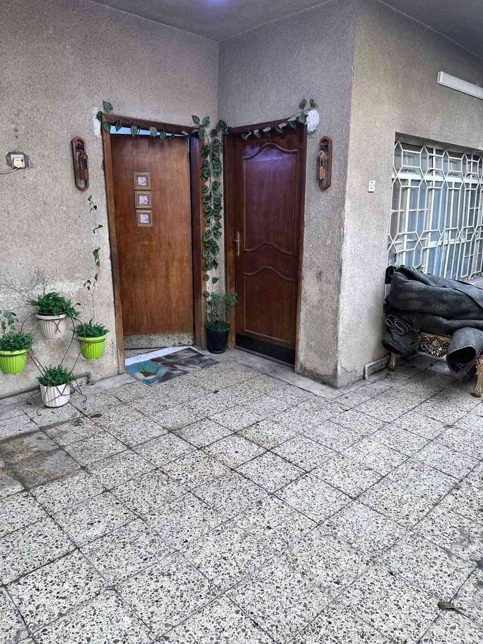 دار للبيع مساحة 144 متر طابقين مسلح الطابق الاول يحتوي غرفة استقبال و هول و مطبخ و غرفة نوم
الطابق الثاني يحتوي على ثلاثة غرف وسطح صغير

المطبخ و الغرفه الي بصفه عكادة باقي البيت مسلح 

مدينة الصدر قطاع 9 شارع الفلاح قريب ع الشارع

للاستفسار ***********
