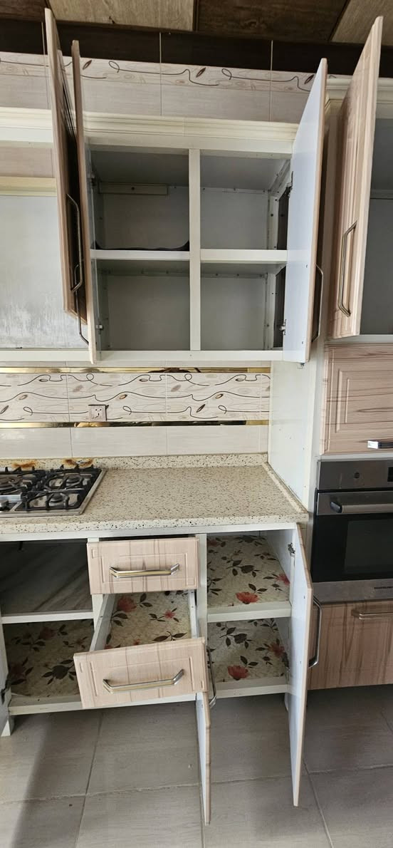 كونتر نظيف جدا أبواب بالون بريس هيكل المنيوم السعر 475 الف العنوان دوميز شارع الكامب يم ملعب القوس للتواصل كورك واتس فايبر ***********
