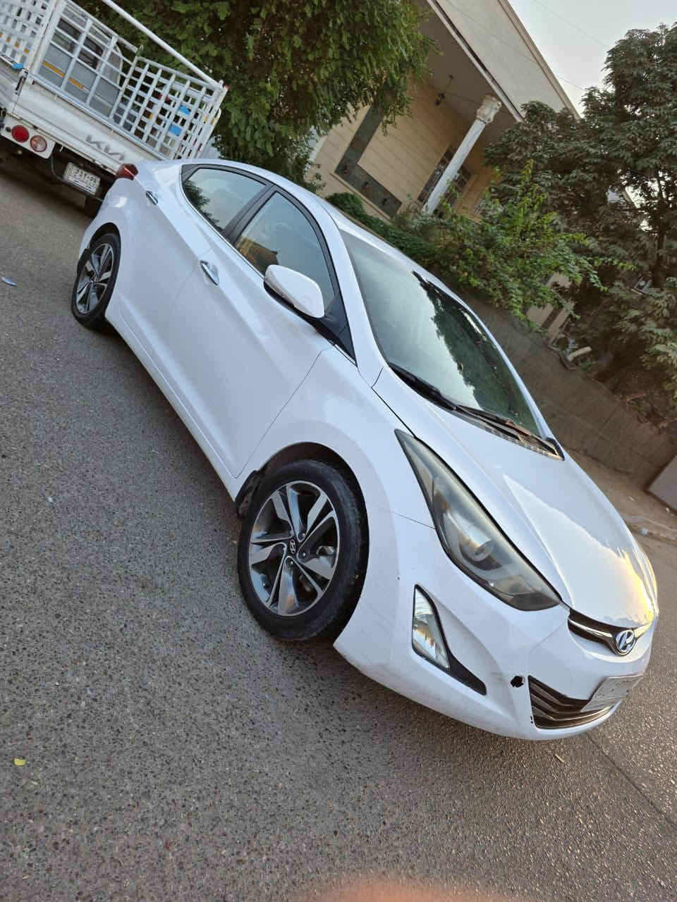 السلام عليكم
النترا موديل 15 خليجي 
مواصفات لد امامي خلفي 
تبريد قطعتين 
اشاير مري
فتحه 
مري شفط 
5 ويل كب 
سيارة مكفوله من الصبغ والضربه فقط بارد بل باب طخه خفيف موضح بالصورة 
مكينه مفتوحه رواجز 
مكان بغداد البياع ***********
