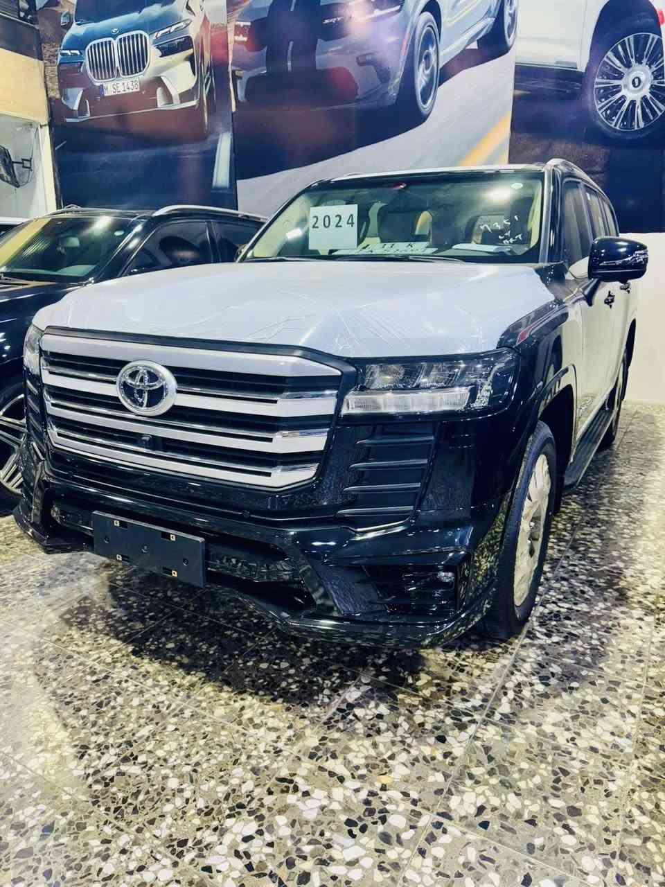 السلام عليكم لاند كروز م24زيروكليومتر لمتدد
فول موصفات 3شاشات 

شباج شمعه 

كأمره اماميه 

رقم بغداد جاهزه من كلشي زيرو معروف موصفات البريم 

داخل بيجي 

لسعر 745بيها مجال 

مكاني بغداد 

***********
