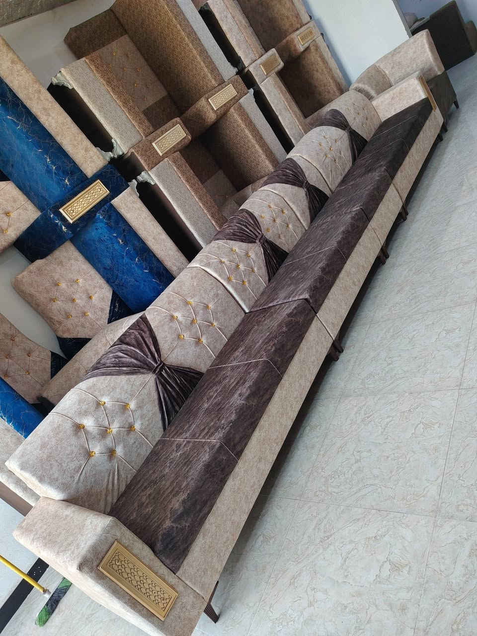 ديوان عشر مقاعد وبأنسب الأسعار يوجد خدمة توصيل ***********
معرض و مزاد ألاصدقاء
