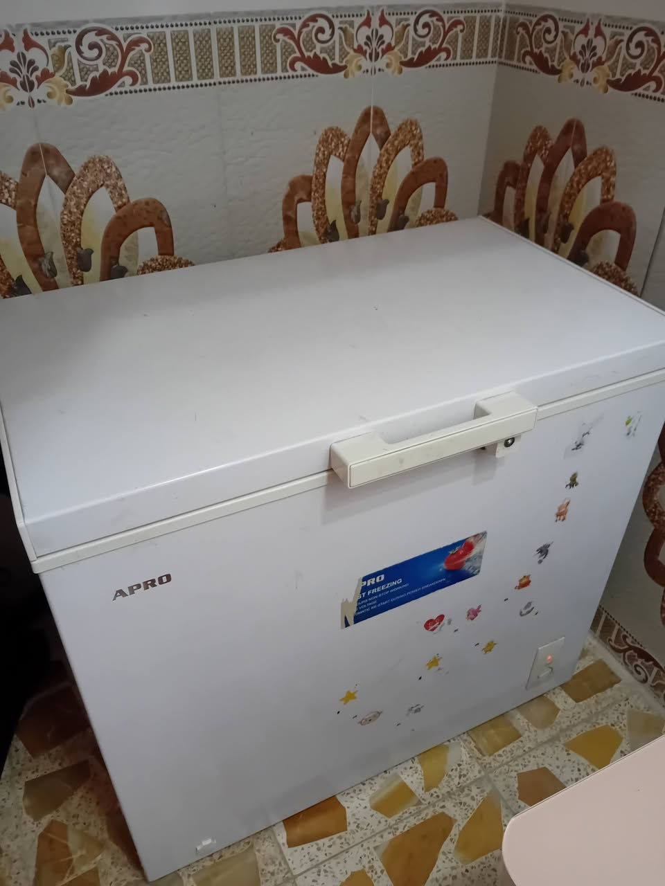 السلام عليكم عندي ثلاجة ومجمدة نضيف رقم موديل ***********
