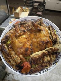 وقت العمل من الساعه 9 صباحاً الى 12 مساءً  ويه كل دجاجتين سفري 4 شيش ك...