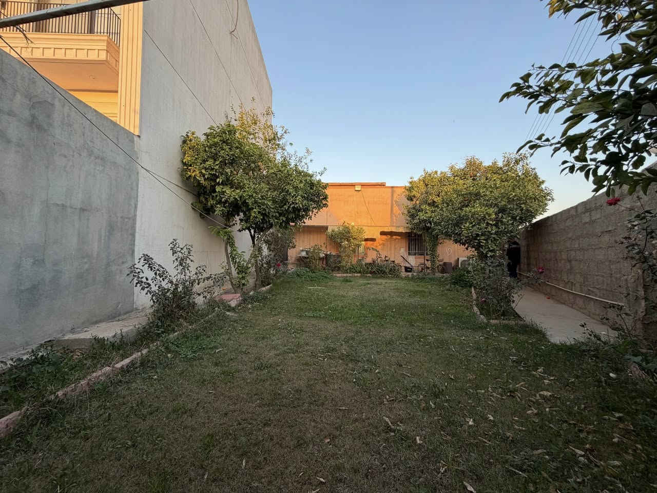 فرصة استثمارية مميزة 🔥
#دار #للبيع  ركن 🏠  طابو ملك صرف بيت نضيف صالح للسكن ..مساحته ٣٨٩

#الموقع :- كركوك — القادسية الاولى المربع الذهبي قرب تقاطع الحريه والقادسية مقابل ماركت التون ستي  الموقع جيد على 
  شارع عريض قريب من كافه الخدمات 

#تفاصيل الدار

 
- استقبال 
- هول
- غرف نوم عدد اثنين
- مطبخ 
- حديقة
- درج خارجي 
- صحيات 
- كراج سياره

* نستقبل جميع عروضاتكم السكنية 🏠 والتجارية 🏡 بكافة مناطق كركوك  
.......................................
للمزيد من المعلومات مراجعة

 عقـارات الأبـــــــــــــرار  
حي الواسطي. مقابل المواد الغذائية 
او الاتصال على 
📞  ***********
📞  ***********
