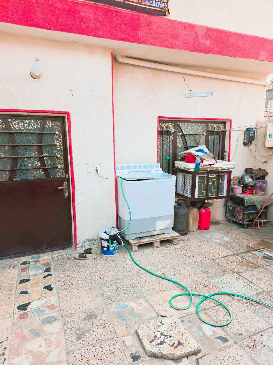 دار للبيع مساحه ١٠٠متر قاط ونص العنوان بغداد الحسينيه الراشديه خدمات مسقط قرب مدرسه ابو مهدي المهندس شارع 20 رقم *********** السعر 49 وبي مجال طابو ملك صرف
