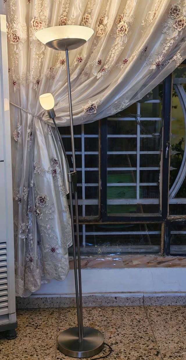 تيمب لامب طويل ذو مصباح مزدوج  ارتفاع قرابة  180 سم، احد المصابيح مثبت بالصحن (و هذا يكون ثابت لا يتحرك) و المصباح الأصغر يكون متحرك تحركه وين ما تريد
المصابيح تكون منفصلة عن بعضها من ناحية التشغيل كل واحد بيه دكمة خاصة، اي تكدر تشغل المصباح الصغير بس اذا في حالة القرائة او المصباح الجبير  أو الاثنين معا بنفس الوقت علمود تحصل على اضائة  قوية تضوي كل سطح الغرفة مثل ما موضح بالصور

التيمب لامب هذا راح يكون مثالي لغرف ابنائكم اذا جانوا يردون يشغلون ضوة بغرفتهم و في حالة اذا جان  احد منهم يريد ينام و ينزعج من الضوة يكدر الثاني بس يشغل الضوة الصغير المتحرك يوجهه على الكتب ماته و يقرا عليه✅✅

 السعر : 50 الف
المكان بغداد حي الإعلام 🙏🙏


**إذا كنت صاحب هذا الإعلان وتريد حذفه لأي سبب، رجاءا أرسل رسالة إلى الدعم الفني**