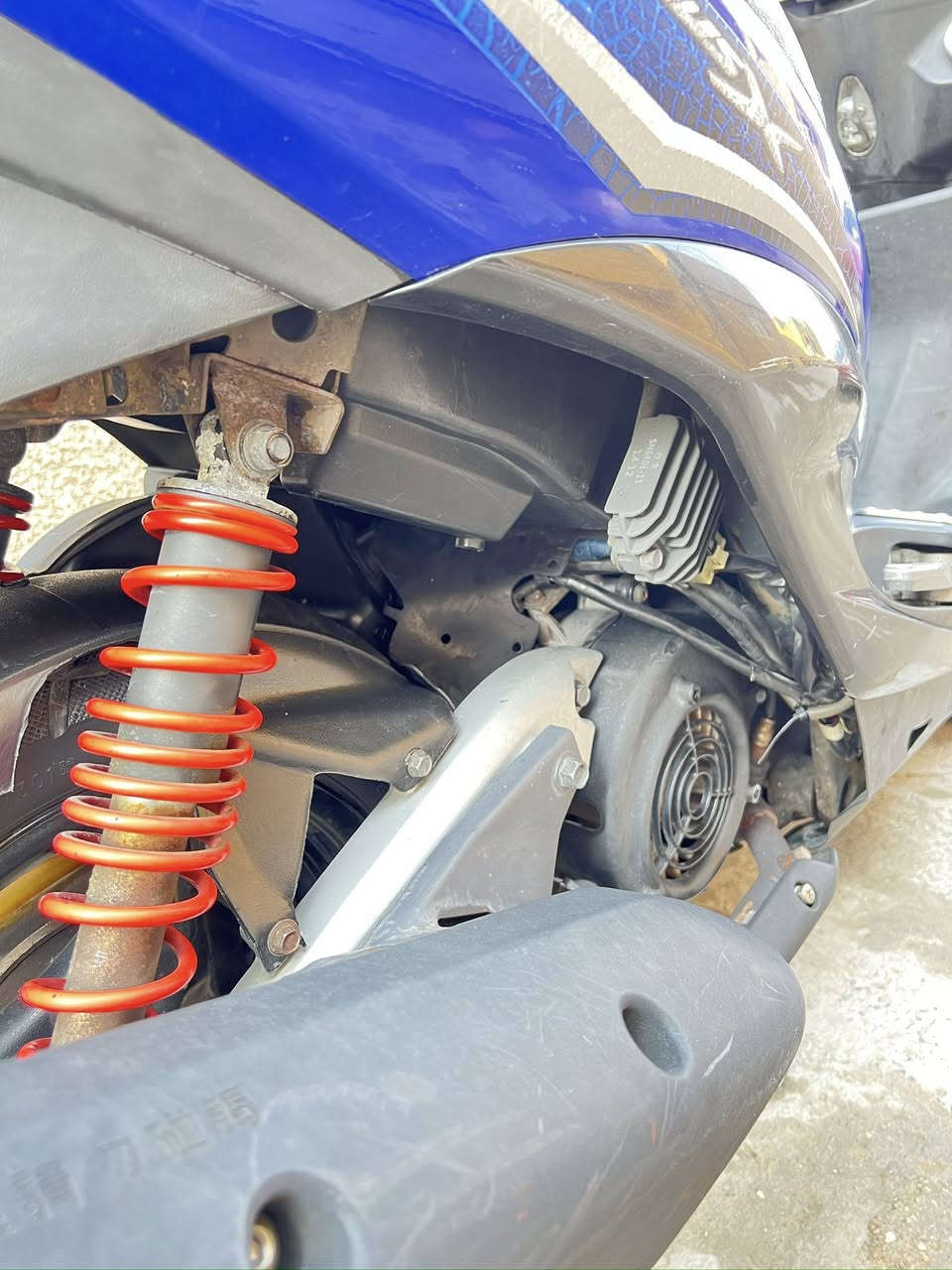 سلام عليكم دراجة سكني لد ما صارلهة هواي من نازلة من الرمبة لون مميز سعرمليون450 الرقم***********فقد واتساب
