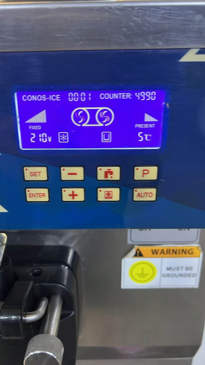 🍦 ماكنة آيس كريم ESCOFFIER مستعملة بحالة ممتازة للبيع
كومبريسور ياباني (MITSUBISHI)، هيكل ستانلس ستيل، و3 عيون (صنابير).
 التحكم شاشة ديجيتال، وسبب البيع عدم التفرغ (للتواصل والسعر: [رقم الهاتف/***********]).
