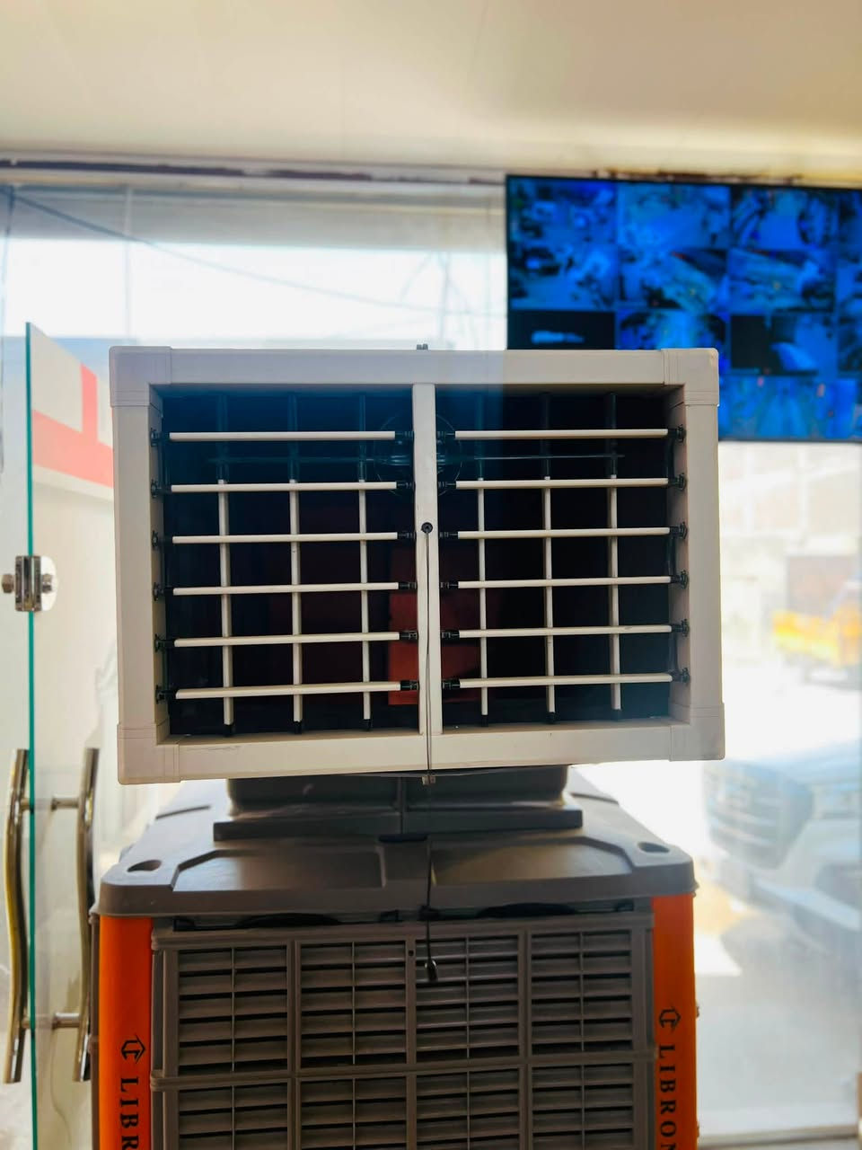 مبردة صحراوية متنقلة  
(Evaporative Air Cooler)

* الاسم: LIBRONIC Portable Evaporative Air Cooler (مبردة صحراوية متنقلة)
* النوع: تبريد بالماء والهواء (وليس مكيف فريون).
* الخزان: حوالي 100–150 لتر.
* تدفق الهواء: تقريبًا 12,000 إلى 18,000 متر³/ساعة.
* مساحة التبريد: حوالي 80–150 م² حسب التهوية.
* استهلاك الكهرباء: بين 500–900 واط.
* عدد السرعات: 3 سرعات.
* التغذية الكهربائية: 220–240 فولت، 50/60 هرتز

    المزايا:
    * مضخة ماء داخلية.
    * فلاتر تبريد (Honeycomb Cooling Pads).
    * عجلات للحركة.
    * مخارج هواء قابلة للتوجيه.
    * إمكانية توصيل الماء مباشرة أو تعبئة الخزان يدويًا

للبيع 💵
الموقع 📍 
الوزيريه الصناعيه 

للاتصال او الاستفسار ع هذا الرقم :
‭***********‬
