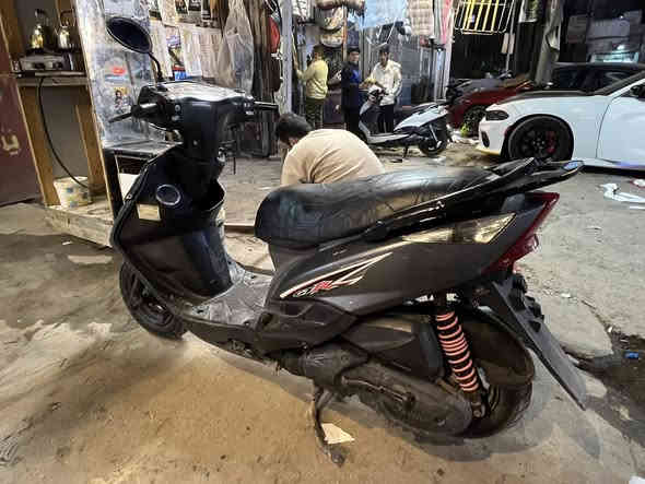 السلام عليكم ماكس ثعلب لون مميز بطريقيه للبيع دراجه بلاديه مكينه كابريتر سلف كله على وضع الشركه كلها مختمه ختم واحد ناعمه سلف هندر كيلو متر طوافه كله شغال شاد سكن ثلجي رماش اشاير عالي ناصي حمدلله بلاديه عده البلاده موجوده بيها و سويج الاحتياط قفل جنطه قفل ستيرن بركاتها مضبوطه تايرات جدد شلعه و معدل فول مسوي الها ادامه  لا تراسلني و تكلي شبيها نقص 😅كل التفاصيل يمكم اسف على الاطاله السعر 650 و بيها مجال مكاني بغداد الحريه ***********
