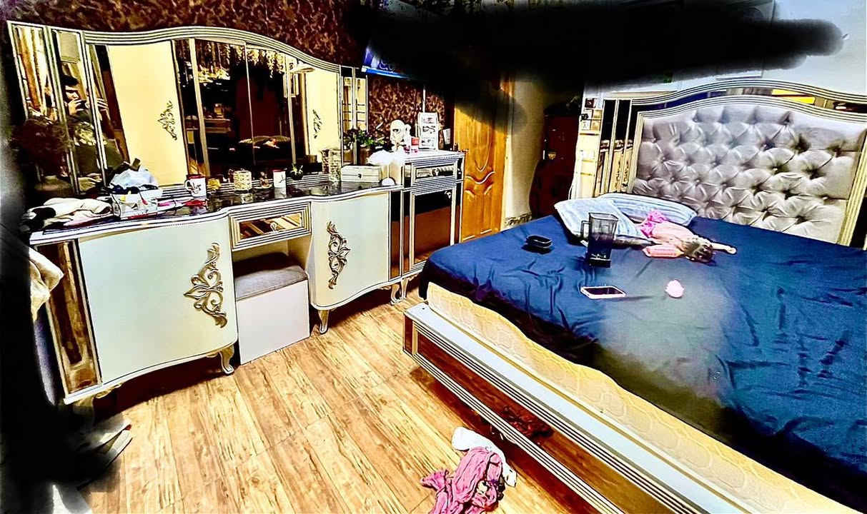 سلام عليكم غرفه جبيره ضخمه جداً كولش ضخمه  و نضيفه  بيها اضرار بسيطه مو كولش ب ٩٥٠ و بيها مجال  مكاني بغداد جكوك كرفاين قرب بلات ***********
