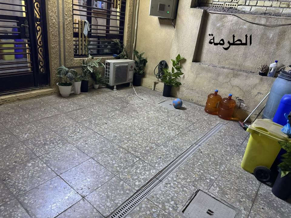 السلام عليكم
للبيع بيت مساحة 100 متر 
(الواجهة 5 متر + النزال 20 متر) 
طابقين ونص طابو ملك صرف
الموقع الامين الثانية قريب على جامع وحسينية المحسن
البيت مدخلين
الطابق الارضي -طرمة  
 مدخل على الاستقبال ومدخل على المطبخ 
ومنور وصحيات وغرفة نوم بالطابق الارضي
الطابق الاول - صحيات وغرف نوم عدد2
الطابق الثاني - بيتونه وغرفة نوم+ سطحين 
البيت صب كونكريت وتم ترميمه عام 2023 ترميم كامل شمل
تبديل الابواب والشبابيك الحديد والخشب والحمام جديد
تاسيس المجاري كله جديد 
تاسيس كهرباء كل البيت جديد
سيراميك الحمامات والمطبخ كله جديد
تاسيس بواري الماء كله جديد
ارضيه البيت كلها جديد
ارضيه السطح شتايكر كله جديد
جص وبياض البيت كله جديد 
الدرج ومحجر حديد جديد
الواجه لبخ ونثر جديد
البيت يحتاجله بس صبغ فقط 
ملاحظة: البيت يباع معه كاونتر المطبخ  مع (4) سبالت (3) حجم طن و(1)حجم طن ونص
السعر (225) مليون وبيه مجال الاتصال او المراسله👇
ماسنجر + واتساب ***********
