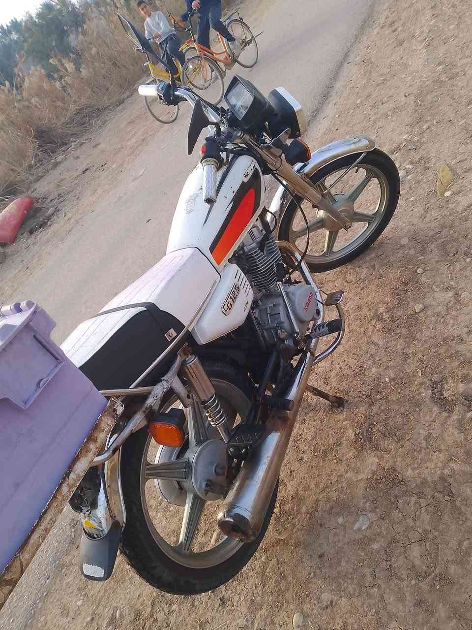 السلام عليكم 
للبيع ايراني 5 گير محرك  مجفت جديد بوشه وبستم لا بخار ولا دخان ولا نظوح
كهربائيات كامله بس باتري تعبان دبلات يخبلن تايرات ووياله جدد 
الباقي شوفة العين رايدي 350 وبي مجال 
مكاني الخالص ***********
