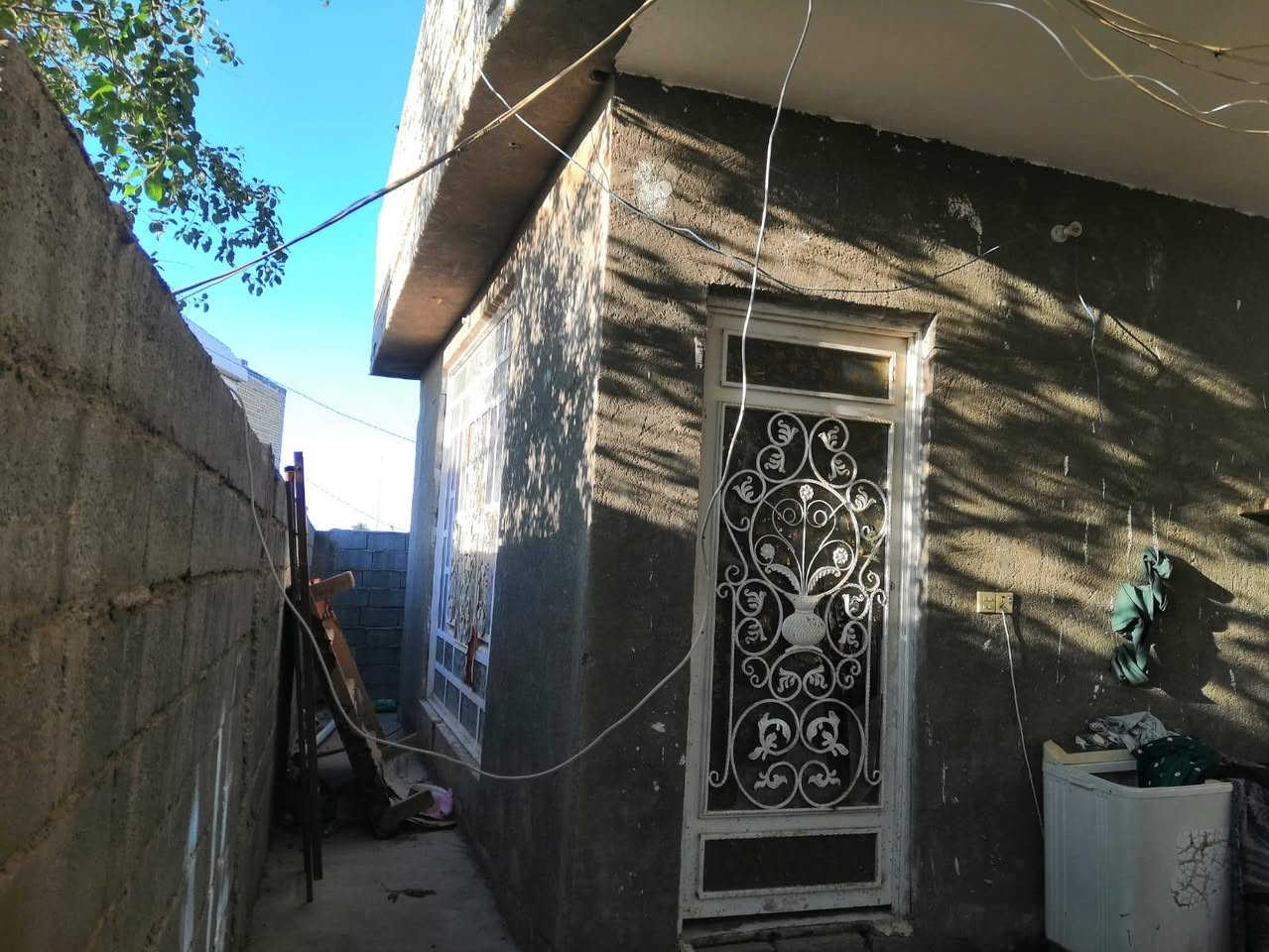 بيت للبيع 200متر المسيب  على طريق ابو جاسم قرب شارع حله بغداد قريب عن شارع   غرف نوم 2 ستقبال وصاله ومطبخ وصحيات وكراج سياره وحديقه ، السعر 65مليون وبي مجال عنوان  مكتب  السعدي للعقار  بابل المسيب على طريق ابو جاسم قرب حي النوار ***********
