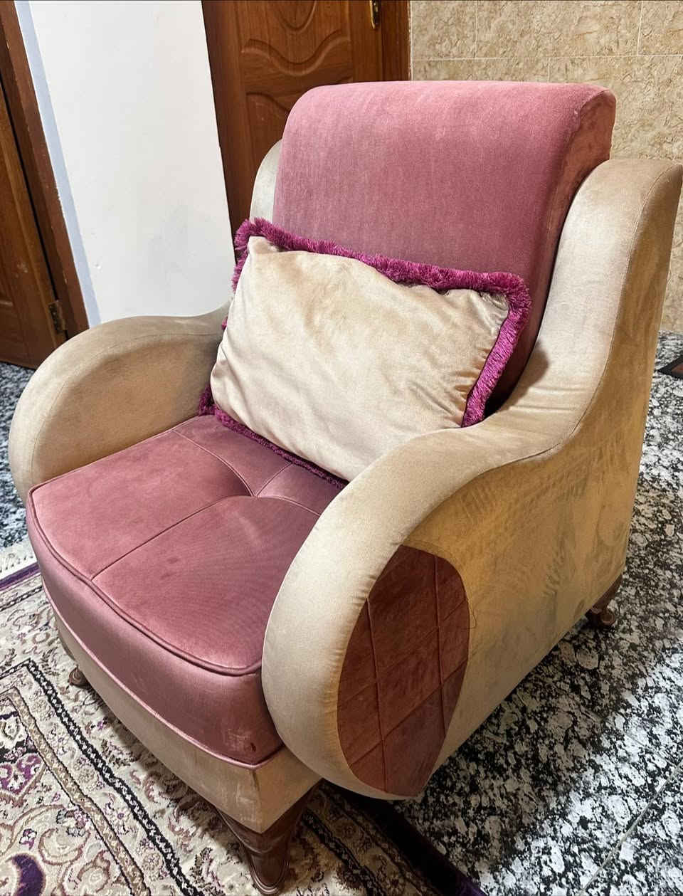 تخم ٦ مقاعد نظيف جدا 
متكون من قنفات عدد ٢ وكراسي عدد٢
السعر ٣٧٥ الف 
بغداد الكرادة
***********
