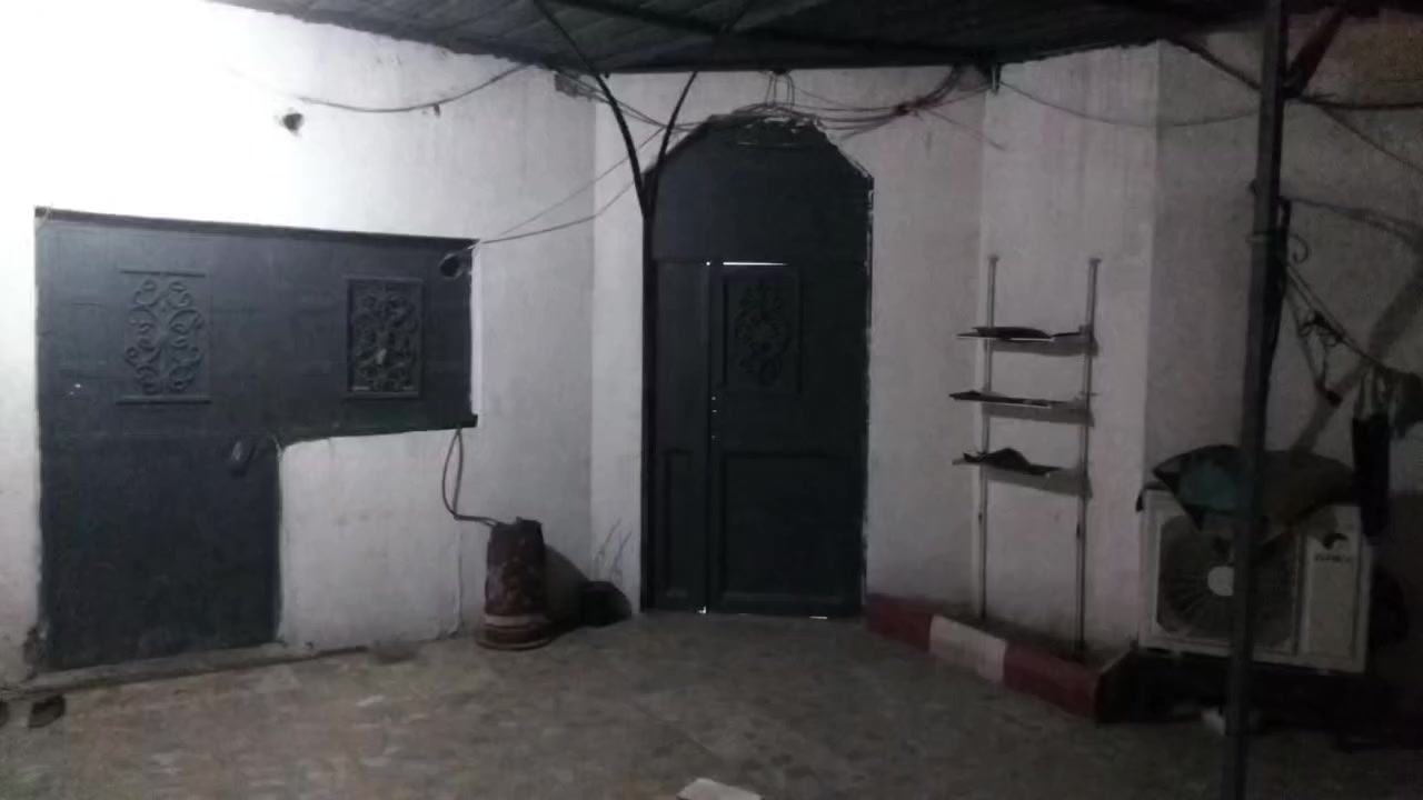 السلام عليكم دار للبيع الامن الداخلي المنطقه الجديده قرب شارع القائد المساحه ٢٠٠ متر البيت رقم ومعامله كامله يتكون البيت من ديوانيه ٦×٤  هول ٥ ×٤ مطبخ ٥ ونص ×3 وغرف نوم عدد ٢ ٥×٤ منور واحد متر خلف البيت حمام داخلي وحمام خارجي ساحه ٨ ×٦ البيت كامل الطابق الثاني مشتمل يتكون من غرفه نوم ٤×٦ هول ٤×٤ وحمام خارجي السطح كله مسوينه قمريه على كبر السطح السعر ١٤٢ بي مجال بسيط ***********
