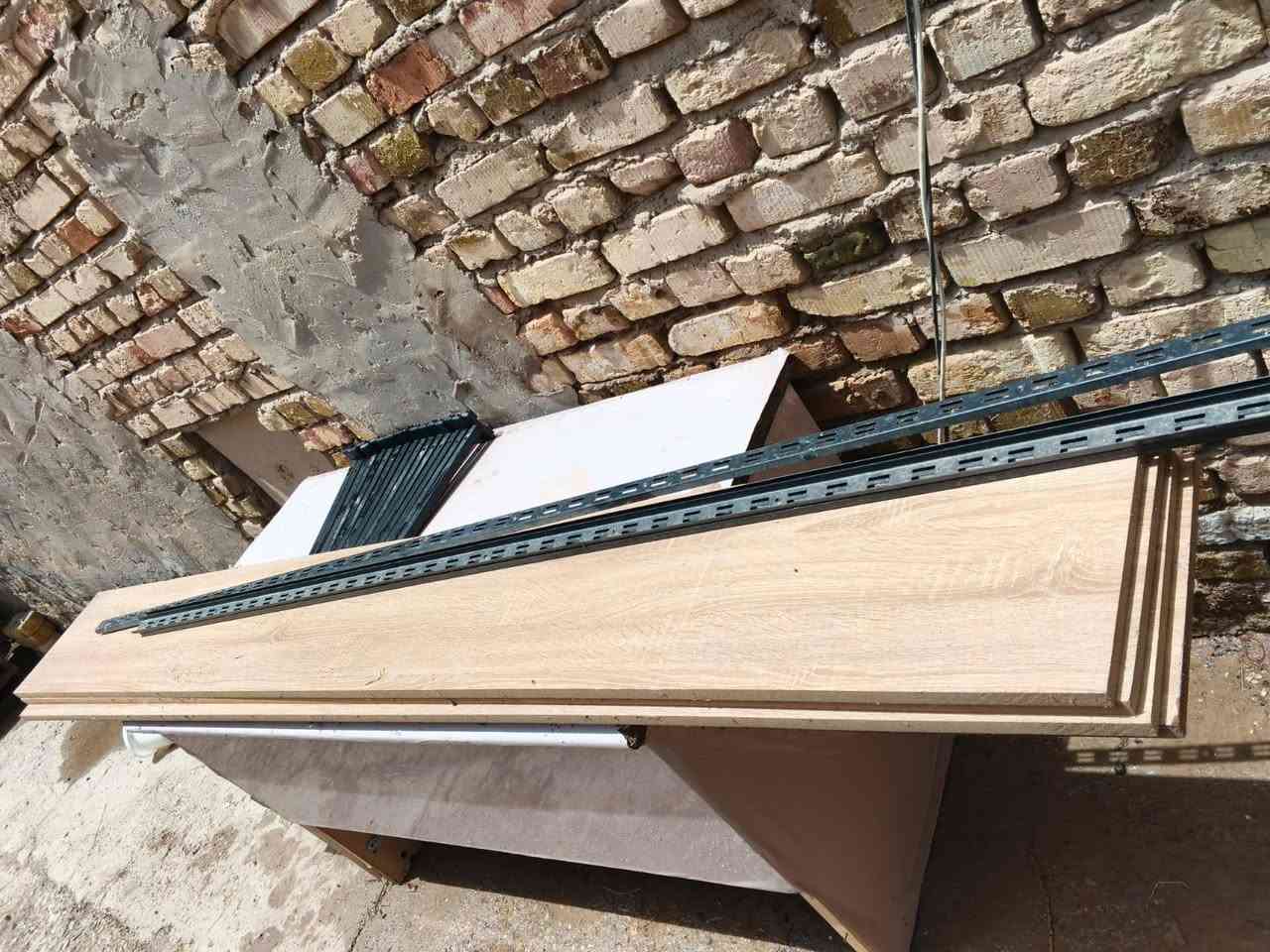 رفوف عدد 4مع ميز للبيع ***********
