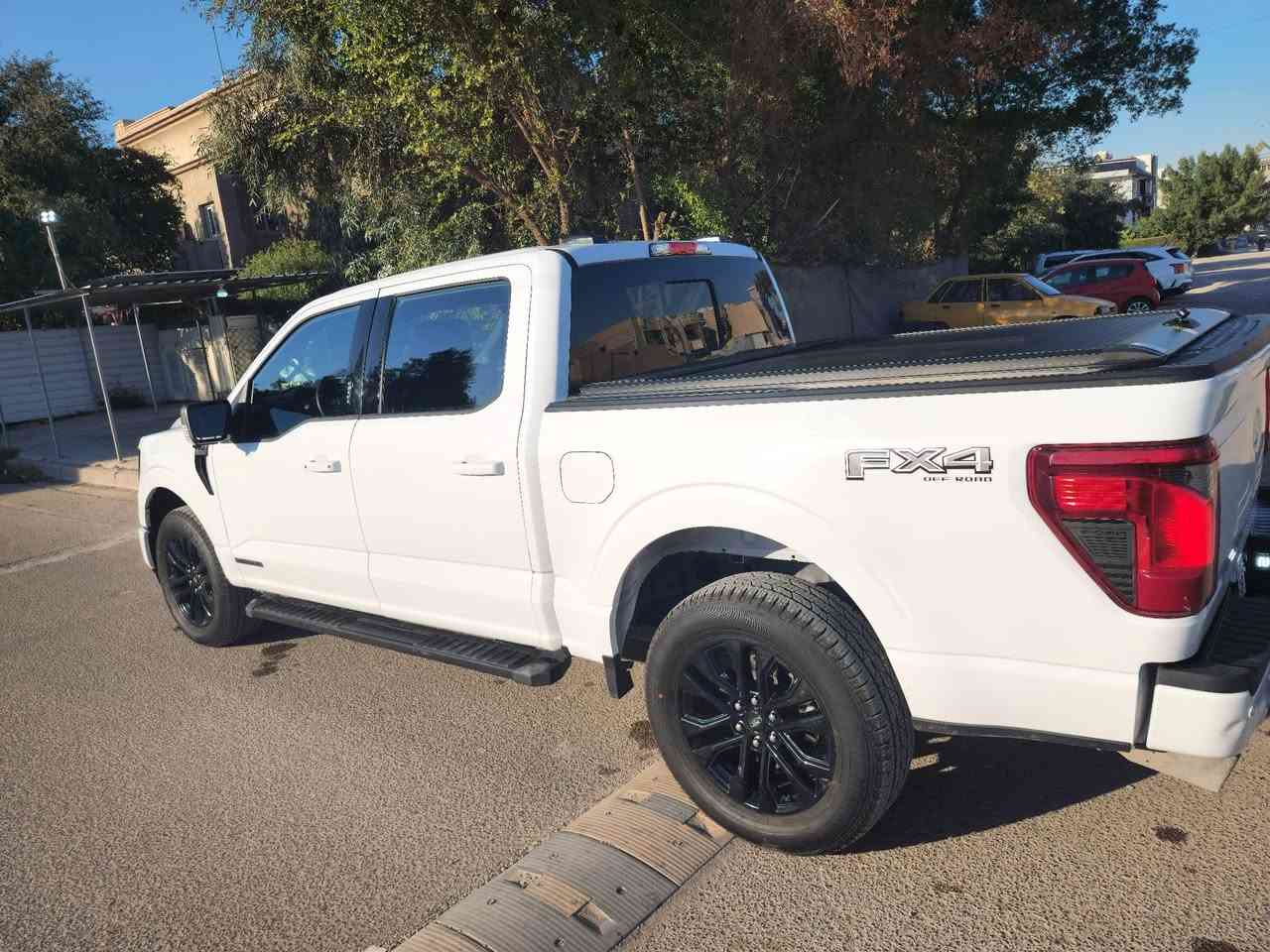 السلام عليكم....
فورد f150 2024 xlt هايبرد 
فول مواصفات 
رادار امامي خلفي 
فتحة بانوراما 
مقاعد جلد كهرباء تدفئة 
تشغيل عن بعد 
شاحن واير لس 
كير طرح 
باب طويل بدي قصير 
شاشة كبيرة 
باب البدي ريموت 
وبعد بيها هواية مواصفات 
السيارة اصدار خاص xlt فول مواصفات
الحادث كما موضح بالصورة 
صار بيها ٣ قطع صبغ وتعديل جدا خفيف بالشاصي ( بالذراع الحامل الدعامية ) 
ايرباكات ستيرن ودشبول ودوسات طاكة 
ماشية ٣٤ الف كيلو متر 
وارد امريكي باسمي هزة ورقم جديد 
مكاني بغداد يرموك او منصور  
بيع فقط بدون مراوس رجاء 
وعلى الجادين فقط الاتصال على 
***********
