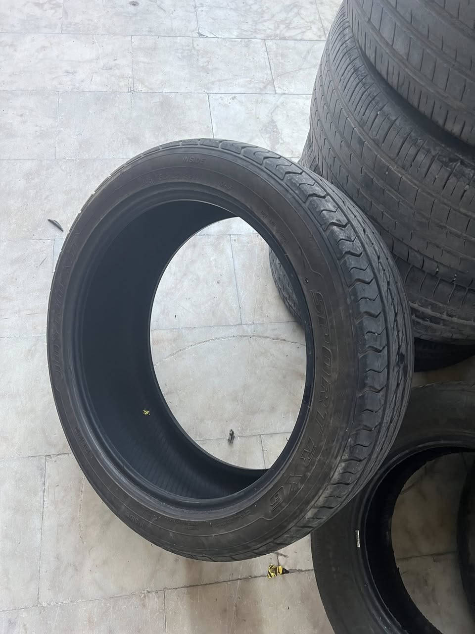 السلام عليكم تاير تك قياس 245_45_20 تاير نضيف بس بي جغده مال بطناش وطلع كبل سعره 15الف  مكاني بغداد بلديات ***********
