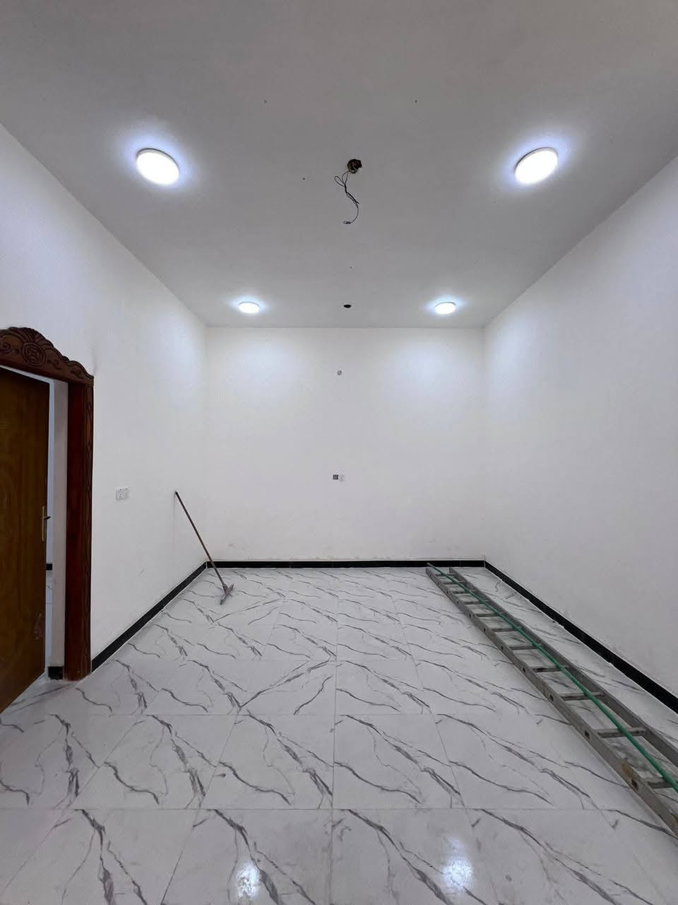بيت #ثلاث غرف #وبسعر_75
هذا البيت #للبيع 🏠
المساحة :: 170م 
ملك صرف زراعي عراقي نموذج 25
#يحتوي :: كراج واسع . استقبال . صحيات خارجية
مطبخ . صالة . #ثلاث غرف منام . صحيات داخلية
منور . درج . إضافة إلى سطح خارجي .
———
البصرة - ابي الخصيب - ابو كوصرة 
يقرب من السايدين الخارجي بمسافة 600م
———
#السعر_المطلوب :: 75 مليون قابل للتفاوض 
شارع 8م وقريب من شارع ابوكوصرة الرئيسي
#الخدمات :: مدارس 5 دقائق مشي ماء كهرباء 
سناتر منطقة سكنية ومرتبة .
———
#للأستفسار ::***********
