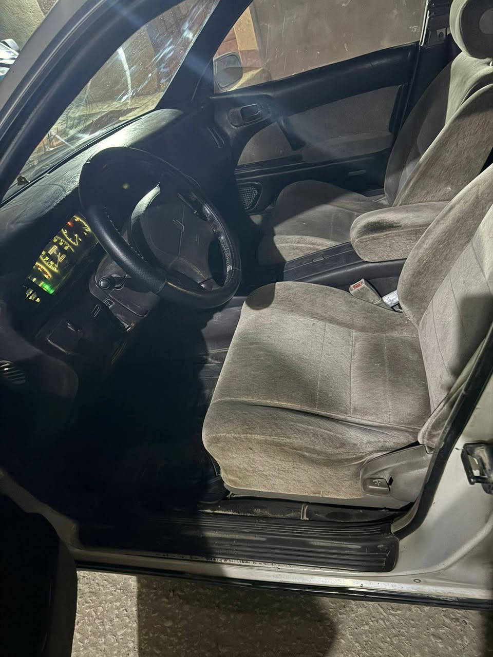 سلام عليكم بطه لببيع
مديل 1992مكفوله من الكصع وعيب الشرعي 
السياره بمسي رقم رقم نكليزي  ستوني مبدل محرك 
كير نضيف صدرها نضفيه وتايرات جددا 
سعر 50وبيه مجال قليل حك الجيه 
***********
وتساب وفيس
