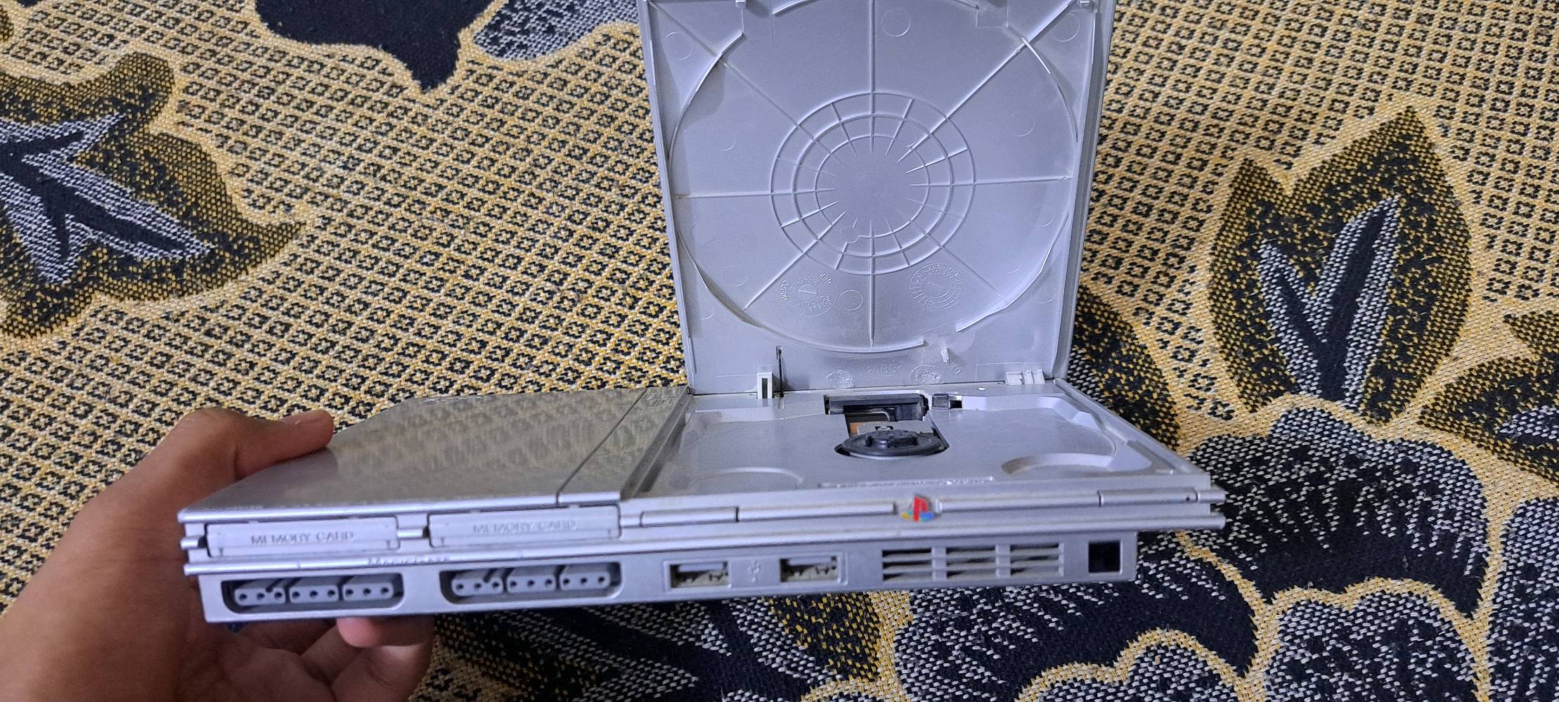 لاعنوان بغداد حي الجهاد المخابرات
بلي 2 نظيف جدا 
اختيار اللون اسود او فضي
مع يدة التحكم الاصلية صاير بي قطع و مصلح  يشتغل نفس ما جان 
و يدة تحكم تجارية
مع فلاش ميموري بي40 لعبة 
و كارت ميموري للتشغيل 
و التوصيلات مالتة المحولة و اسلاك الصورة