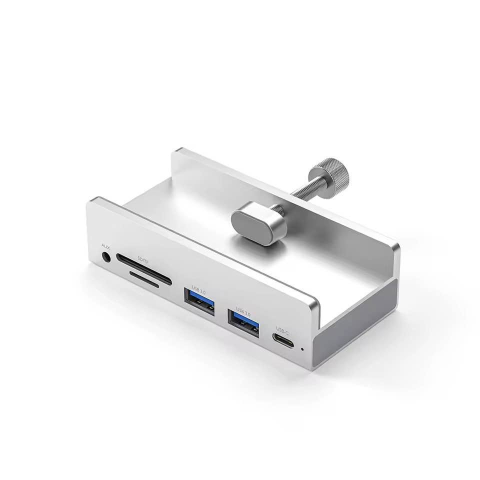 کوردی:
یو ئێس بی هەب مێزی 6 لە 1 (USB 3.0 Hub Clamp) بەستن بە قەراغی مێز و شاشە

چارەسەرێکی ناوازە و ڕێک و پێك بۆ ڕێکخستنی کەیبڵەکانی سەر مێزەکەت! ئەم USB Hubـە بە برغوی تایبەت بە قەراغی مێزەکەت یان ژێر شاشەی کۆمپیوتەرەکەت (iMac یان مۆنیتەر) توند دەبێت بەبێ ئەوەی جێگا بگرێت. خێراییەکی ئێجگار بەرزی هەیە لە گواستنەوەی داتادا.
تایبەتمەندییەکان:
 پۆرتەکان (6 دانە لە یەکدا):
 2 پۆرتی USB 3.0 (خێرایی 5Gbps بۆ فلاش و هارد).
 1 پۆرتی Type-C (بۆ گواستنەوەی داتا).
 شوێنی کارتی میمۆری SD / TF (بۆ میمۆری مۆبایل و کامێرا).
 پۆرتی AUX (بۆ هێدفۆن و بڵندگۆ).
 پۆرتی هێز (Power IN): خاوەني پۆرتی لایەنی Type-C (5V/2A) بۆ پێدانی کارەبای زیادە کاتێک هارد دیسکی گەورەی پێوە پەیوەست دەکەیت.
 ماددە: دروستکراو لە ئەلەمنیۆمی بەهێز و سووک (Silver Aluminum).
 دیزاین: زۆر ئاسان جێگیر دەبێت و مێزەکەت بە تەواوی خاوێن و ڕێک دەهێڵێتەوە.
 ناوەرۆک: ئامێرەکە خۆی لەگەڵ کەیبڵی بەستنەوەی بە کۆمپیوتەرەوە.

العربية (Arabic)
موزع يو اس بي ميكانيكي (USB 3.0 Hub Clamp) 6 في 1 يثبت على حافة الطاولة أو الشاشة

أفضل حل لتنظيم مكتبك وتوسيع منافذ الكمبيوتر! موزع USB ذكي يأتي بمشبك (Clamp) قابل للتعديل ليثبت بإحكام على حافة الطاولة أو أسفل شاشة الكمبيوتر (مثل شاشات iMac أو المونيتور)، مما يوفر مساحة سطح المكتب ويسهل الوصول للمنافذ.
المواصفات والمنافذ:
 6 منافذ في جهاز واحد:
 منفذين USB 3.0 فائقة السرعة بنقل بيانات يصل إلى 5Gbps.
 منفذ Type-C لنقل البيانات الحديثة.
 فتحات قراءة كروت الذاكرة (SD / TF Card Slots).
 منفذ صوت AUX لسماعات الرأس.
 منفذ طاقة إضافي (Power IN): يحتوي على منفذ Type-C جانبي (5V/2A) لتغذية الهاردات الخارجية الكبيرة بالطاقة المستقرة.
 المادة: مصنوع من سبائك الألمنيوم المتينة والمقاومة للخدش باللون الفضي الفخم.
 المحتويات: الهب (HUB) مع كابل التوصيل الأصلي بالكمبيوتر. السليمانية, العراق


**إذا كنت صاحب هذا الإعلان وتريد حذفه لأي سبب، رجاءا أرسل رسالة إلى الدعم الفني**
