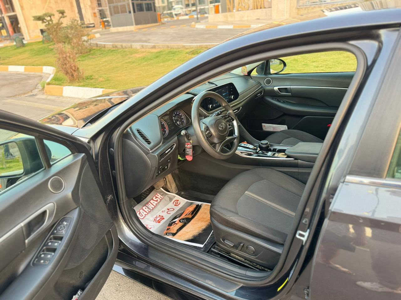 سوناتا ٢٠٢٠ ماشيه ١٠٩ كيلو متر للبيع السعر ١٥٨ وبيها مجال بسيط للاتصال على رقم الهاتف فقط *********** حادثها بنيد فقط ومبدل براكيت بدون شواصي ولغود
