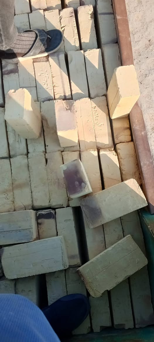 يوجد طابوق مجمع الديوانيه والاسعار مناسبه وبخير وتدلل وطابوقه واحد على واحد ***********
