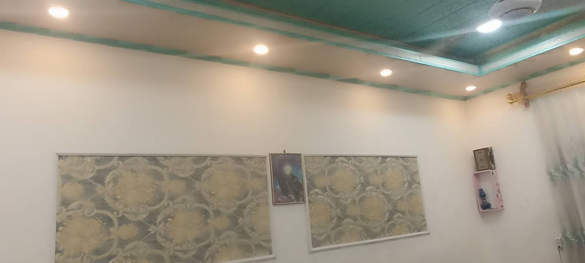 بيت لبيع 200 متر حي ميسان شارع الشيوخ قرب مدرسه.العاصمه.. 
 يتكون من 2غرف وصاله ومطبخ مطل على الصاله واستقبال بناء بلوك كهربائي اعكاده وغرفه 3 فك مع البيتونه حمامات 3 وحديقه من ثلاث  جهات البيت السعر 58 مليون وبيه مجال تلفون،،، ***********
