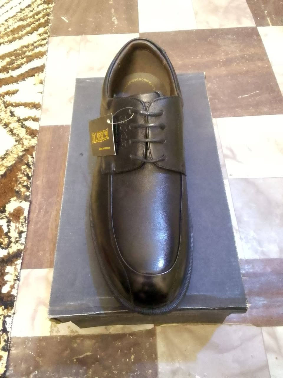 مكلفه فقط احذيه للبيع جمله مفرد نضيف وجديد نفس الصور غير ملبوس سعر جدآآ مناسب اي استفسار *********** اتصل فقط
