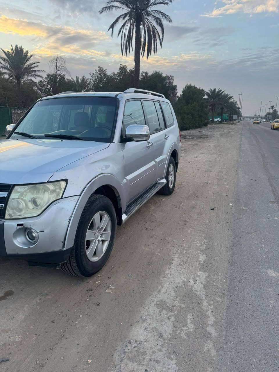 الماركة: ميتسوبيشي
• الموديل: باجيرو
 • الفئة: SUV / دفع رباعي
 • سنة الصنع: (2008)
 • نوع الوقود: بنزين
 • نظام الدفع: دفع رباعي 4×4
 • القير: أوتوماتيك
 • اللون الخارجي: فضي
 • اللون الداخلي: بيج
 • عدد المقاعد: 7 ركاب
 • الزجاج: كهرباء
 • المرايا: كهرباء
 • التكييف: قوي (أمامي + خلفي)
 • ABS: موجود
 • Airbags: موجود
 • جنوط: ألمنيوم
 • فتحة سقف: 

⸻

🔧 الحالة
 • المحرك: جيد
 • القير: جيد
 • الشاصي: سليم
 • السيارة: استخدام شخصي
 • جاهزة للفحص
مكان السياره بغداد 
***********
سعر 110$
