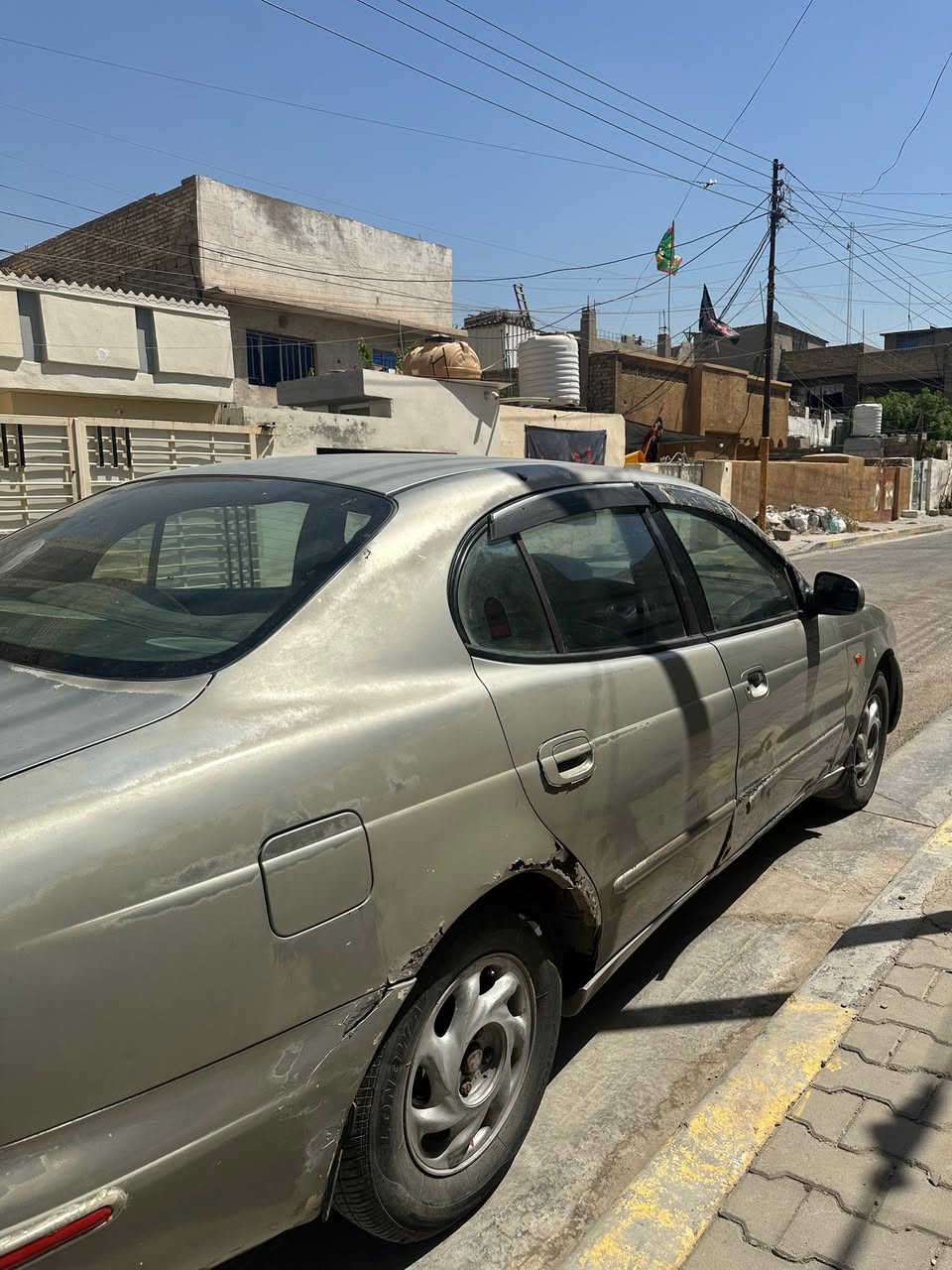 السلام عليكم 
سياره دايو لكنزه للبيع موديل 2000 سياره مكينه وكير كفاله منضومه تبريد جديده شادها سياره مناقصهه شي كهربائيات كلهه شغاله فقط كشرها تعبان مصفره غرامات سعر 30 وبيهه مجال قليل رقمي *********** عنوان بغداد
