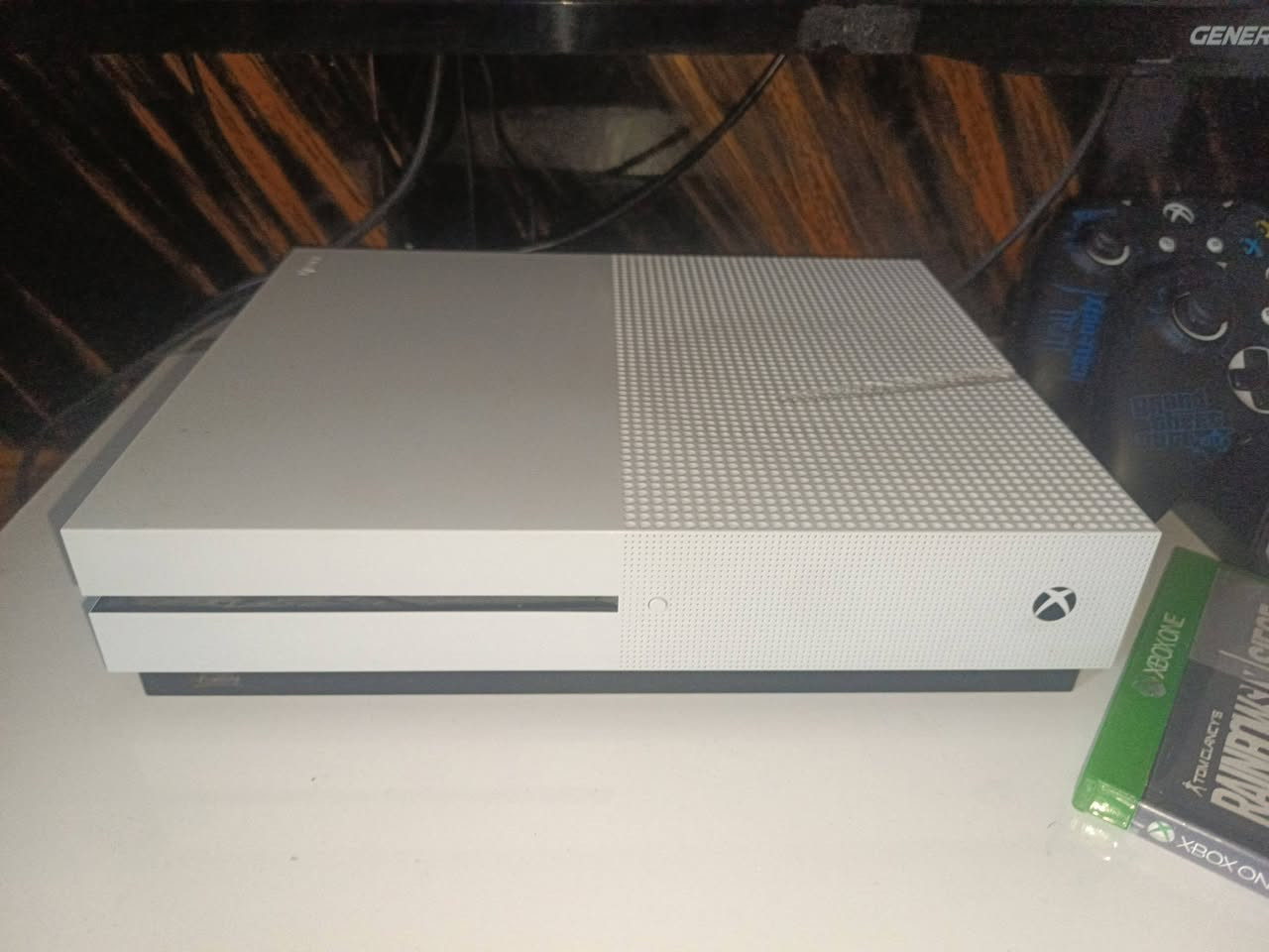 اكسبوكس وان اس xbox one s نسخه نادره تجي جويستكين واحد تيرا بلادي الجهاز مستعمل مو باله كارتونه كتيبات كله وياه بس مايع شويه مماثر بس شكل موضح بالصوره بطاريات وقاعده شحن جديده سماعات اصليه بي اشتراك كيم باس شهرين وبي ريد ديد ماجره شهر 
الالعاب المنصبه بي

فورزا هورايزون 5 
فورتنايت
كولل اوف ديوتي وارزون
ريد ديد 2
رزدنتت ايفل 7 
جي تي اي 4 
واتش دوجز 2
اساسن كريد ميراج 
ماين كرافت 
روكت ليج
 
سعره 275 مكاني بغداد حي الجهاد ***********
