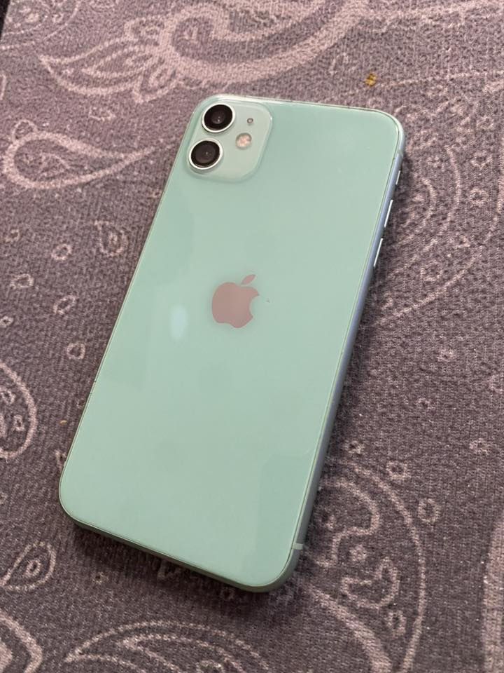 ايفون 11 عادي 
الذاكرة : 128GB 
دبل شريحة ( 2 سيمكارت ) 
مبدل شاشة اصلية ( 3 خيارات )
بطارية 100‎%‎ 
فيس ايدي شغال 
وياه كارتونه فقط
اللون فستقي💚
مكاني كربلاء قرب مستشفى العباس الأهلي 
***********
السعر 250 الف و بي مجال بسيط حگ الجية 
الجهاز نضيف و كل تفاصيلة مكتوبة
الشراي يتصل و بي خير و يدلل
