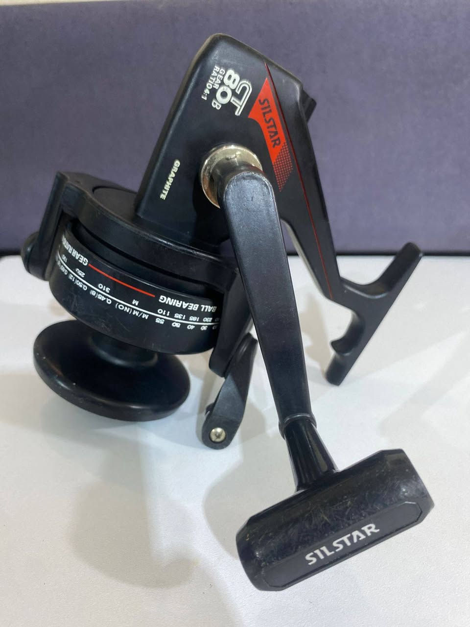 السعر ٧٠ ألف عراقي
الماكينة  Silstar (سيلستار)، 
وهي ماركة كورية عريقة ومشهورة جداً في العراق بجودتها ومتانتها، خاصة الإصدارات القديمة منها.
​إليك التفاصيل 
​1. تفاصيل الماكينة (Silstar CT 80B)
​الاسم بالعربي: سيلستار CT 80B (جرافيت).
​المنشأ: الماركة أصلها كوري (Korea)، وعادةً ما تكون هذه الموديلات من إنتاج الثمانينات أو التسعينات.
​الحجم هو 80، وهذا يعتبر حجم كبير جداً. هي مخصصة للصيد الثقيل (Heavy Duty)، مثل صيد الأنهار الكبيرة (دجلة والفرات) للأسماك الضخمة كالبني والقطان، أو للصيد البحري.
​نسبة التروس (Gear Ratio): 4.1:1، وهي نسبة بطيئة لكنها تعطي "عزم وقوة سحب" عالية جداً (مثل نمرة 1 بالسيارة).
​2.  (شكد تشيل خيط)
​بناءً على المعلومات المكتوبة على "البكرة" (Spool):
​إذا كان الخيط بسمك 0.45 ملم: تشيل حوالي 135 متر.
​إذا كان الخيط بسمك 0.50 ملم: تشيل حوالي 110 متر.
​بما أنها ماكينة كبيرة، يفضل استخدام خيوط قوية (0.45 إلى 0.60 ملم


**إذا كنت صاحب هذا الإعلان وتريد حذفه لأي سبب، رجاءا أرسل رسالة إلى الدعم الفني**