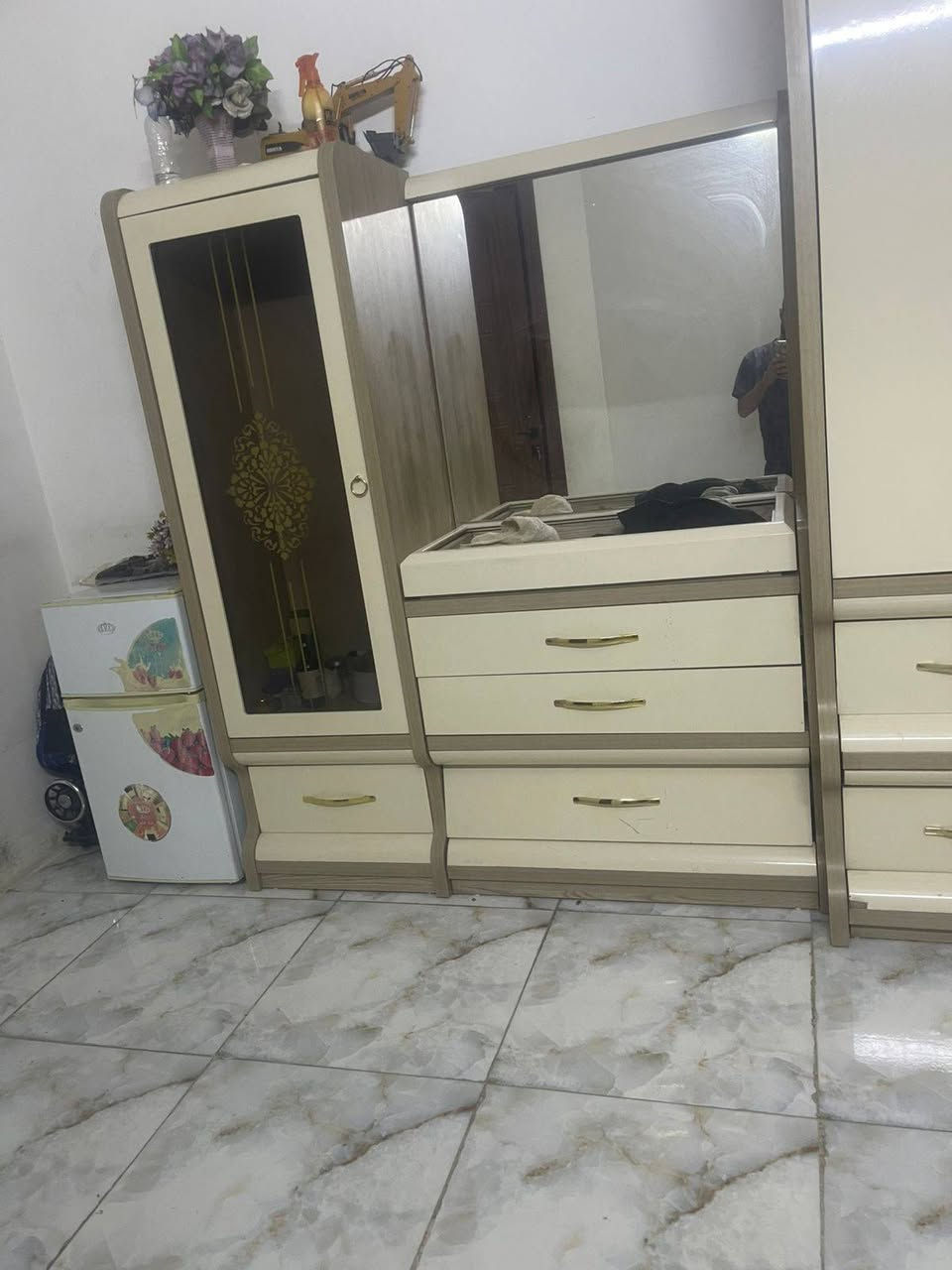 السلام عليكم غرفه تركي عشر قطع ثكيله اصليه اخذتها ب مليونين رايدها ب 800 ومجال قليل مكاني بغداد البلديات رقم  ***********
