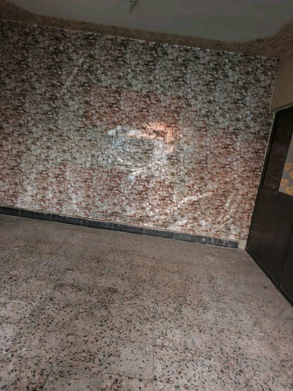 بيت للبيع في الزعفرانبة  ملك صرف في الزعفرانية..خلف سوق الهوى  بناء مسلح مساحة ٢٨٠ واجهة ١٠ متر نزال ٢٨.. طابق واحد.. مع كراج للسيارة عرض ٤ متر نزال  ١٢ متر وحديقة وترك خلفي ٣ متر قابل للاضافة والتغيير.. الاتصال
0791525226