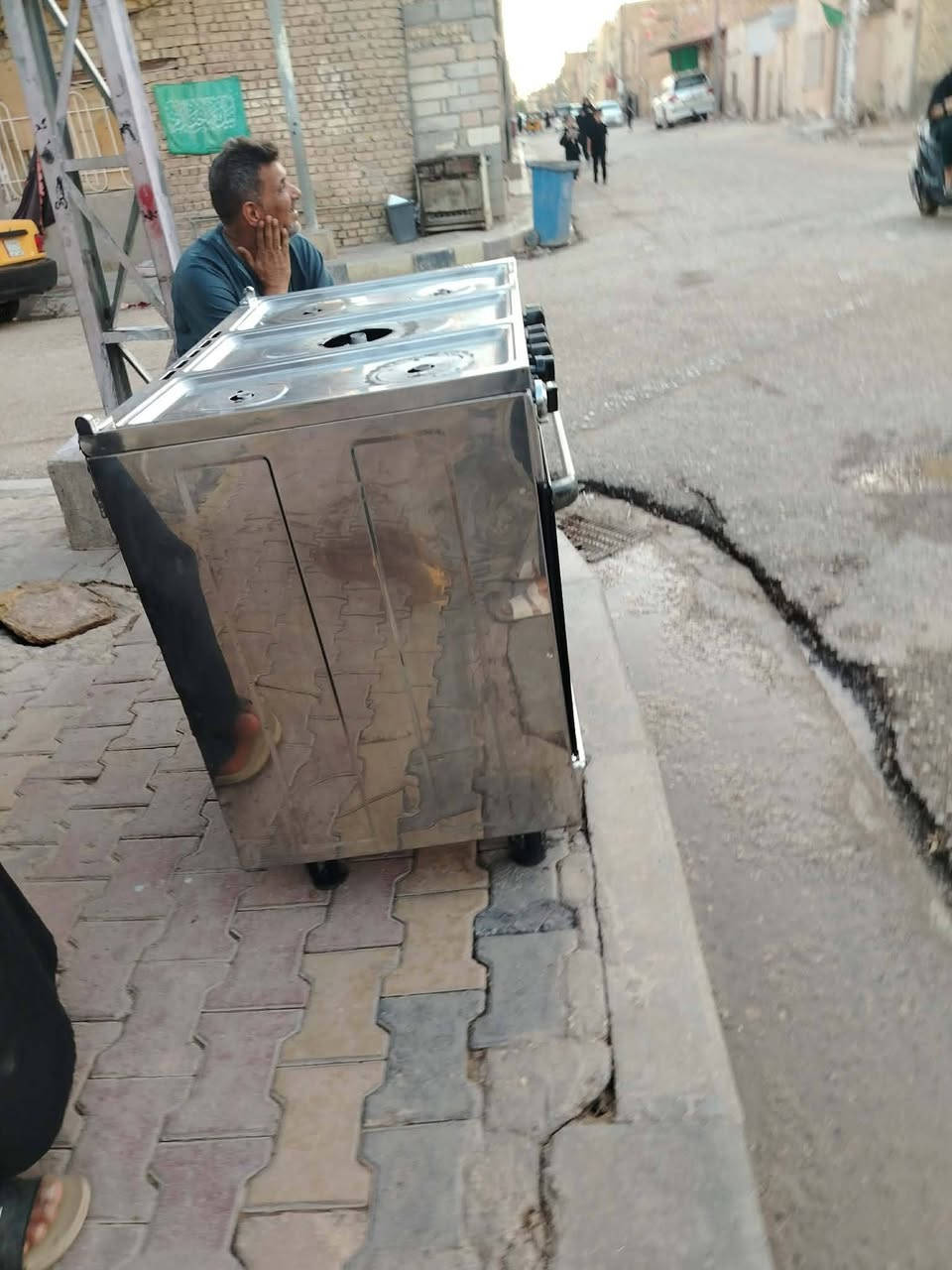 سلام عليكم طباخ فريش مصري جاهز العيون شغالات الفران شغالات خو جديد سعر 200 عنوان الماجدية هاتف ***********
