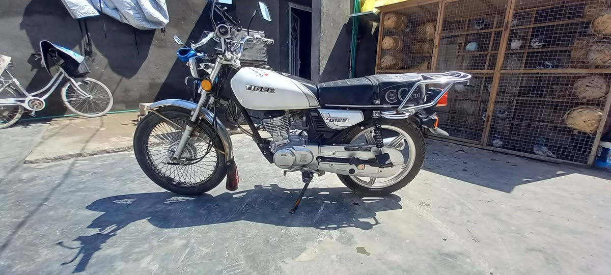 سلام عليكم حبايب تايكر موديل ٢١ للبيع دراجه نضيفه مكينته جديده كلش اني مداريه الدراجه بس كلجاته تقريبا مستحقه أوراقه ضايعه اكفله من كلشي السعر ٤٥٠(***********)
