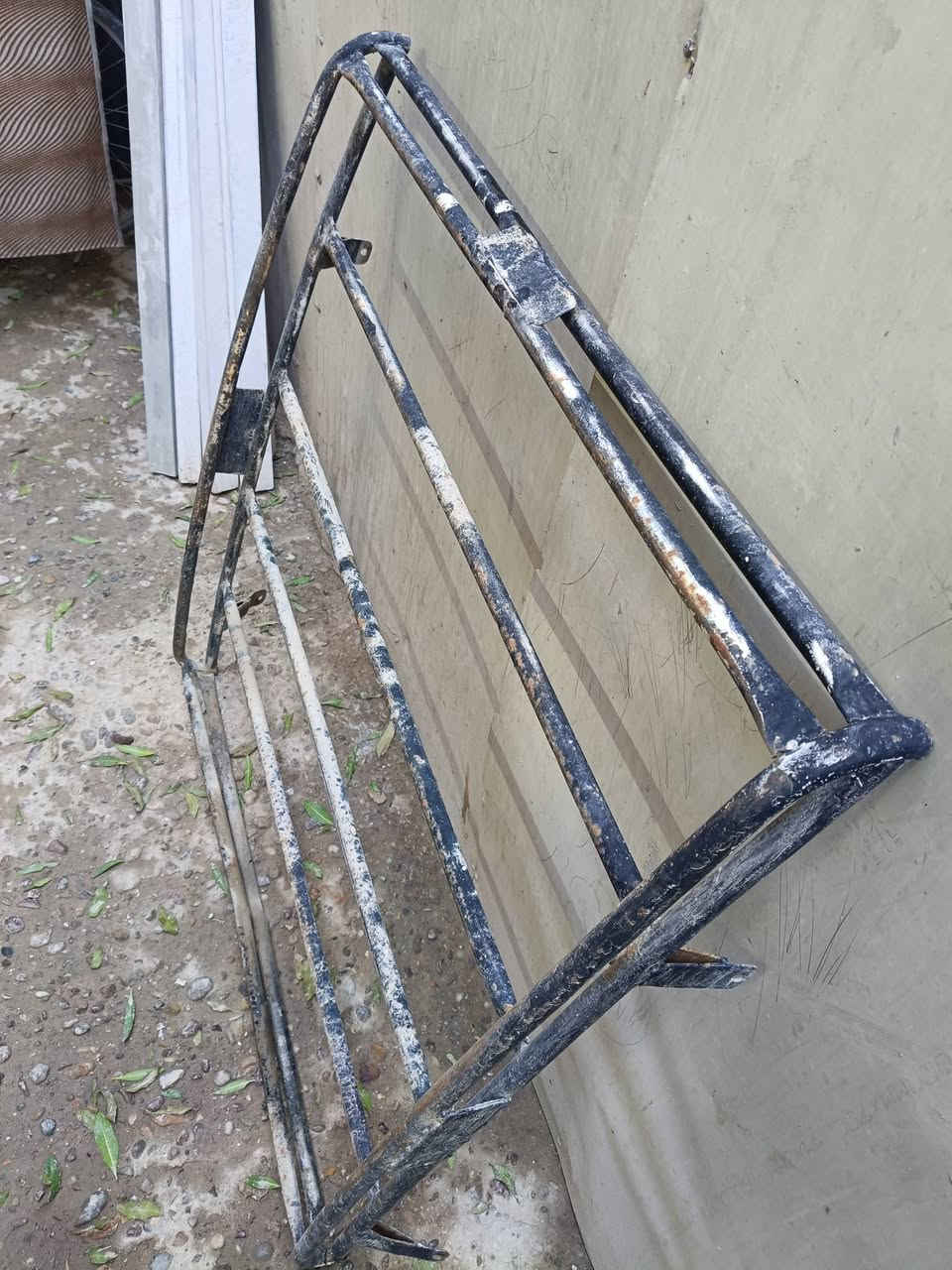 السلام عليكم سوبايه سياره بيجو روى لبيع 
مكان بغداد هاتف ***********
