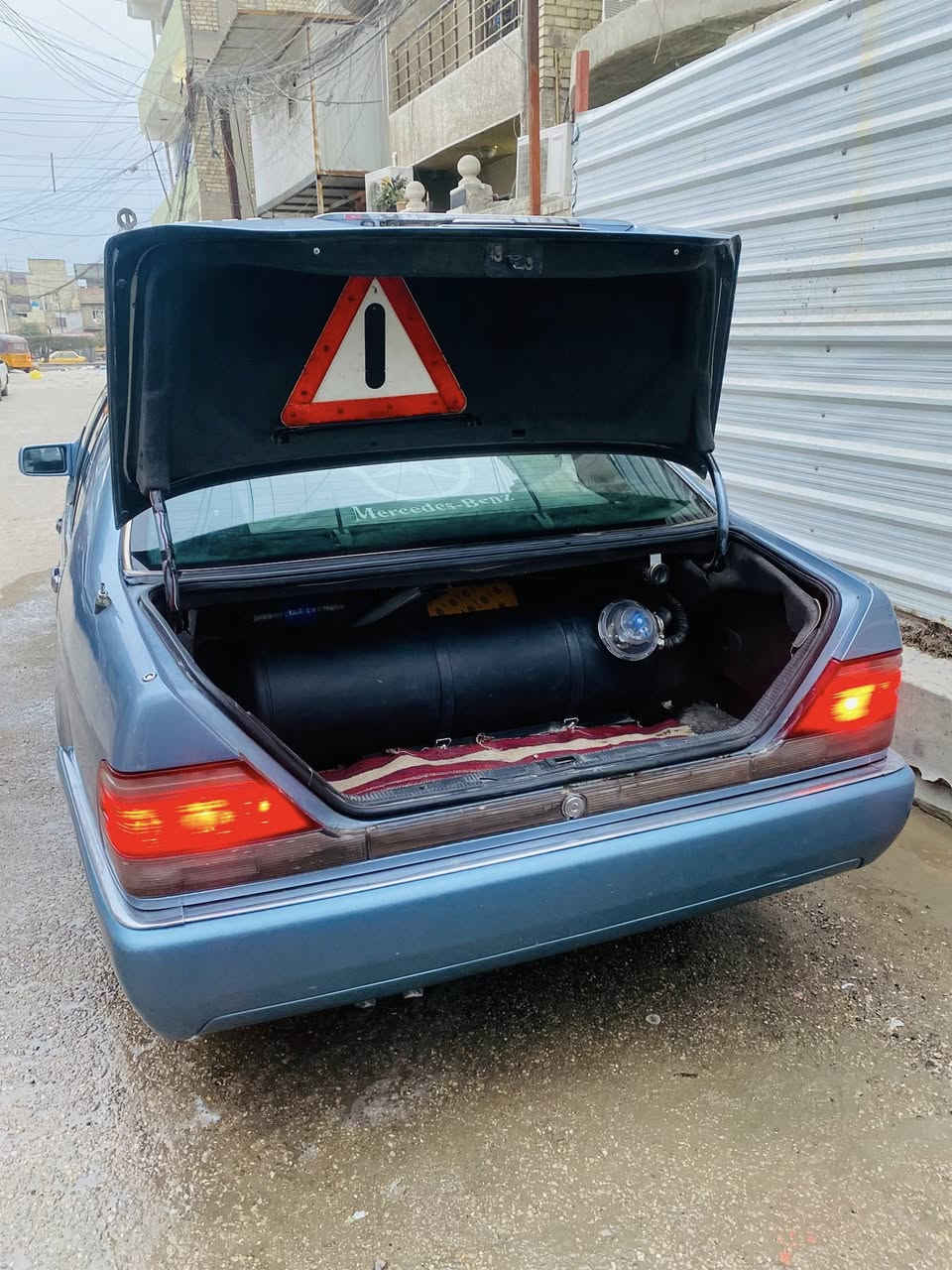 السالام عليكم مارسدس شبح موديل 93 السيارة كاملة للأخير محورة كير ومكينة بطة مصبوغة جمالية فقط كير مكينة اكسن خير من الله سيارة كهربائيات كلهة شغالة  سلايت جام شغال منضومة غاز 80 لتر  كشنات كهرباء مضخم صوت غرفة جلد لون ازرق رقم بغداد ب اسمي تحويل ثاني يوم مكان السيارة بغداد السعر 50 وبيهة محال بسيط  *********** // ***********
