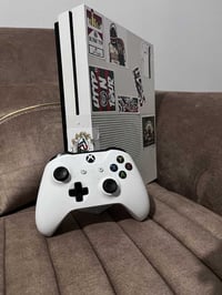 اكس بوكس ون اس • حالة 8/10 • معاه زوج سيدي