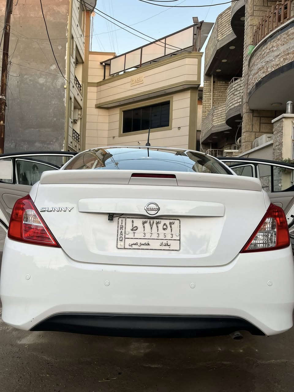 نيسان سني نظيفة جداً ماشية 60 الف بيها خدوش بسيطة بحكم الشارع ***********
