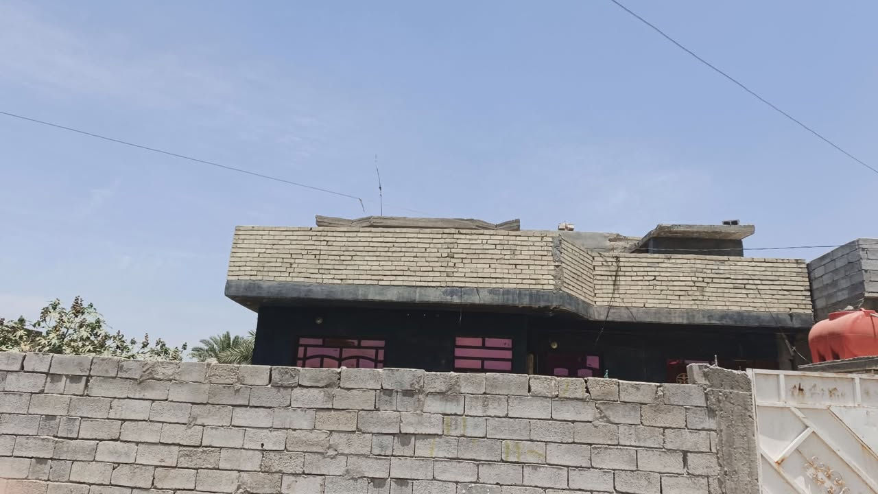 دار سكني للبيع في حي الرشيد بموقع جيد ومناسب للعوائل.
📐 المساحة: 400 متر مربع
🏠 عدد الطوابق: طابقان
🛏️ عدد الغرف: 4 غرف
🍽️ مطبخ
🛋️ صالة معيشة
🚪 غرفة استقبال
🚗 ساحة واسعة أمام الدار
الدار مناسب للسكن العائلي أو للاستثمار، مع مساحة جيدة تسمح بالتطوير أو التوسعة مستقبلاً.
للاستفسار التواصل مع الرقم التالي
‏‪***********‬‏
