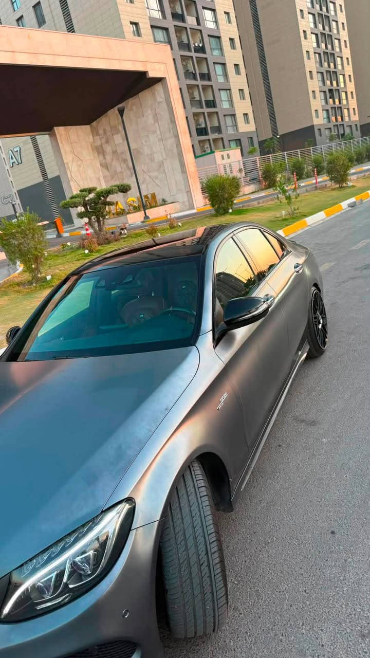 السلام عليكم للبيع مارسدس c_class  c300 السيارة طلب خاص لون او مواصفات السياره وارد كندي موديل 2018 السياره بيهة قطع كلير مثل مموضح بالسونار ماشية كلش قليل 118 كيلو متر مكينة 4 سلندر تيربو  السياره اعلى مواصفات 1/1 المواصفات المعروفه مال c300 الفول للاخير +طلب خاص الجكات بلادي واللون المميز السعر 193 وبيه مكان السياره بغداد الكرخ الاستفسار ***********
