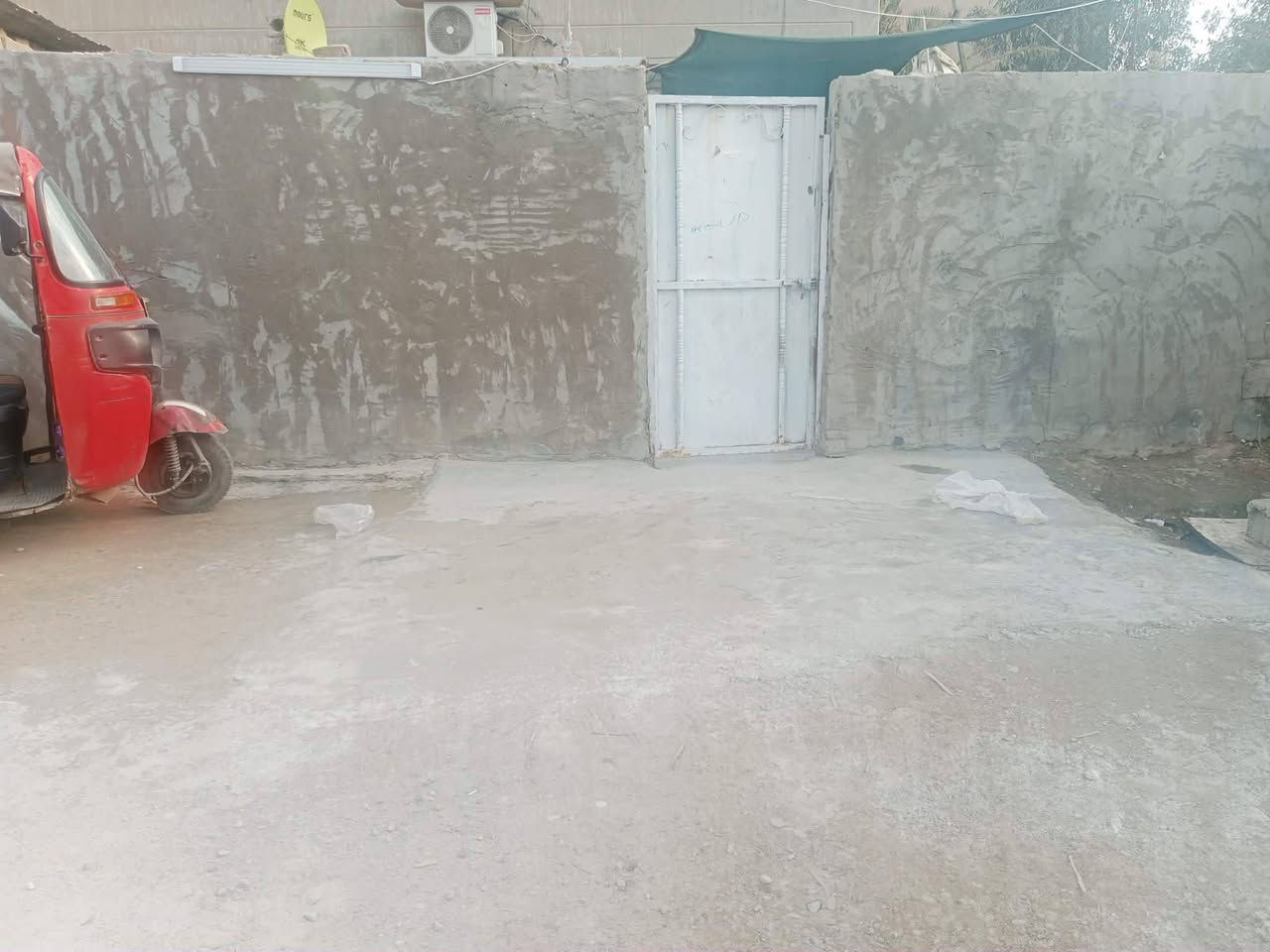 السلام وعليكم بيت تجاوز للبيع بلزعفرانيه قريب ع جامع الصدرين السعر ع خاص الي يريده يخابر ع هاذ الرقم ***********
