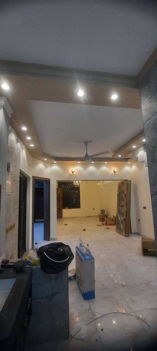 🏗️ بيتك العمر؟ لا تغامر بالأساس مع شركة السند! ⚡💧
تأسيسات الكهرباء، الماء، والمجاري هي شرايين البيت. إذا تريد شغل مرتب، نظيف، ويعيش العمر **وفق أدق القياسات الهندسية** في بغداد، **شركة السند** في خدمتك.
### 🛠️ خدماتنا تشمل:
 * **⚡ أولاً: التأسيسات الكهربائية الحديثة:** توزيع ذكي ومدروس للأحمال (3\text{ Phase}) لمنع هبوط الفولتية أو الشورت، استخدام أسلاك نحاسية أصلية بأعلى المواصفات، وتأسيس كامل لمنظومات الإنترنت، الكاميرات، والمنزل الذكي.
 💧 ثانياً: التأسيسات الصحية (ماء ومجاري)ضبط الانحدار الهندي (السلوپ) بالمليمتر لضمان عدم الانسداد نهائياً، استخدام أنابيب ضغط عالي، وفحص الشبكة بأحدث أجهزة الضغط (بار) قبل الصب لضمان عدم وجود أي نضوح.
### ✨ ليش تختار شركة السند؟
 * إشراف هندسي دقيق والتزام تام بالمواعيد.
 * استخدام أفضل المواد المعتمدة (ألماني، تركي، وطني نخب أول).
 * ضمان حقيقي وكفالة على جودة العمل.
📍 **نغطي كافة مناطق بغداد (الكرخ والرصافة)**
📞 **للاستفسار وتخمين التكلفة، تواصل معنا:**
واتساب أو اتصال: **[ ***********]**
أو راسلنا مباشرة على رسائل الصفحة 📩
**شركة السند - أساس متين لبيت العمر 🏠✨**
