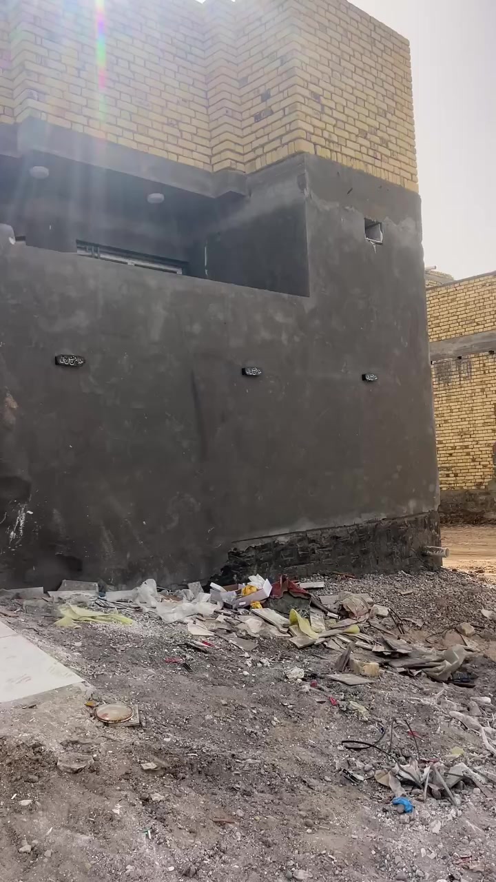 من رخصت الجميع يوجد لدينا بيت مساحه 200 م بناء درجه اولئ في الصخيين
قرب الحولي 

***********
